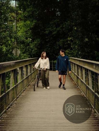Couple se promenant sur une passerelle