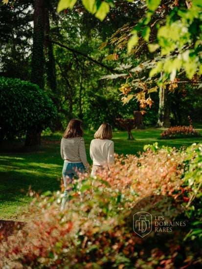 Promenade dans le parc de l'établissement