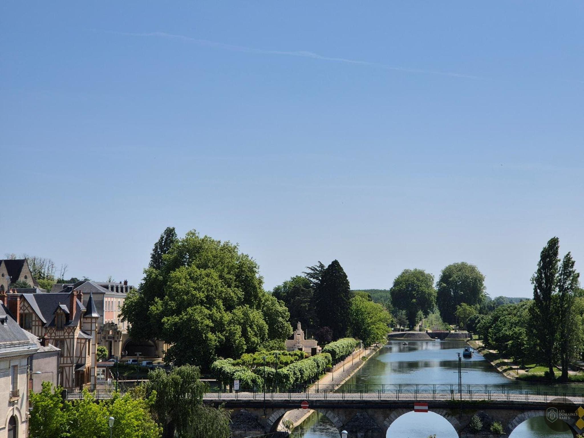 Vue extérieure de l'hôtel Arche Hotel à Vierzon en Centre-Val de Loire