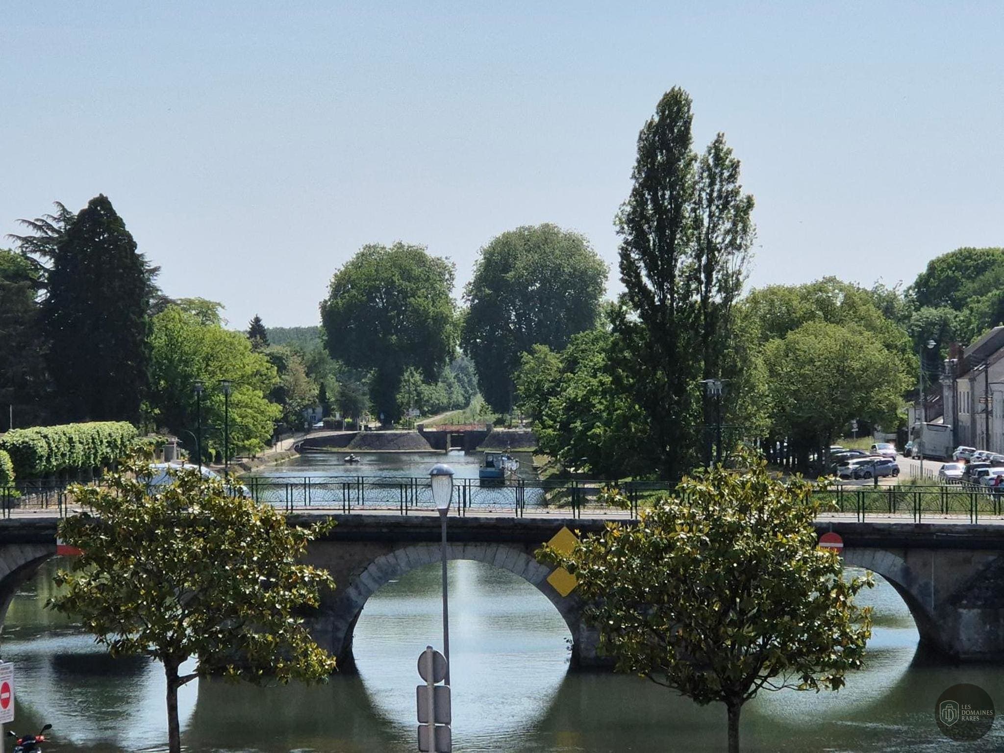 Vue extérieure de l'hôtel Arche Hotel à Vierzon en Centre-Val de Loire