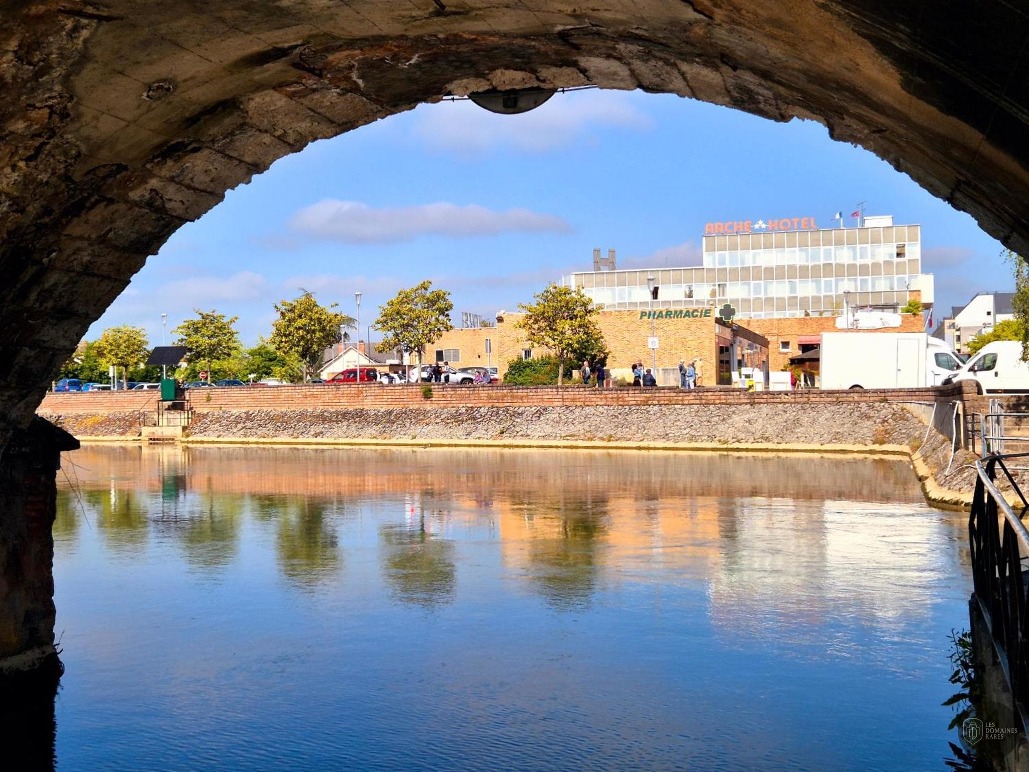Vue extérieure de l'hôtel Arche Hotel à Vierzon en Centre-Val de Loire