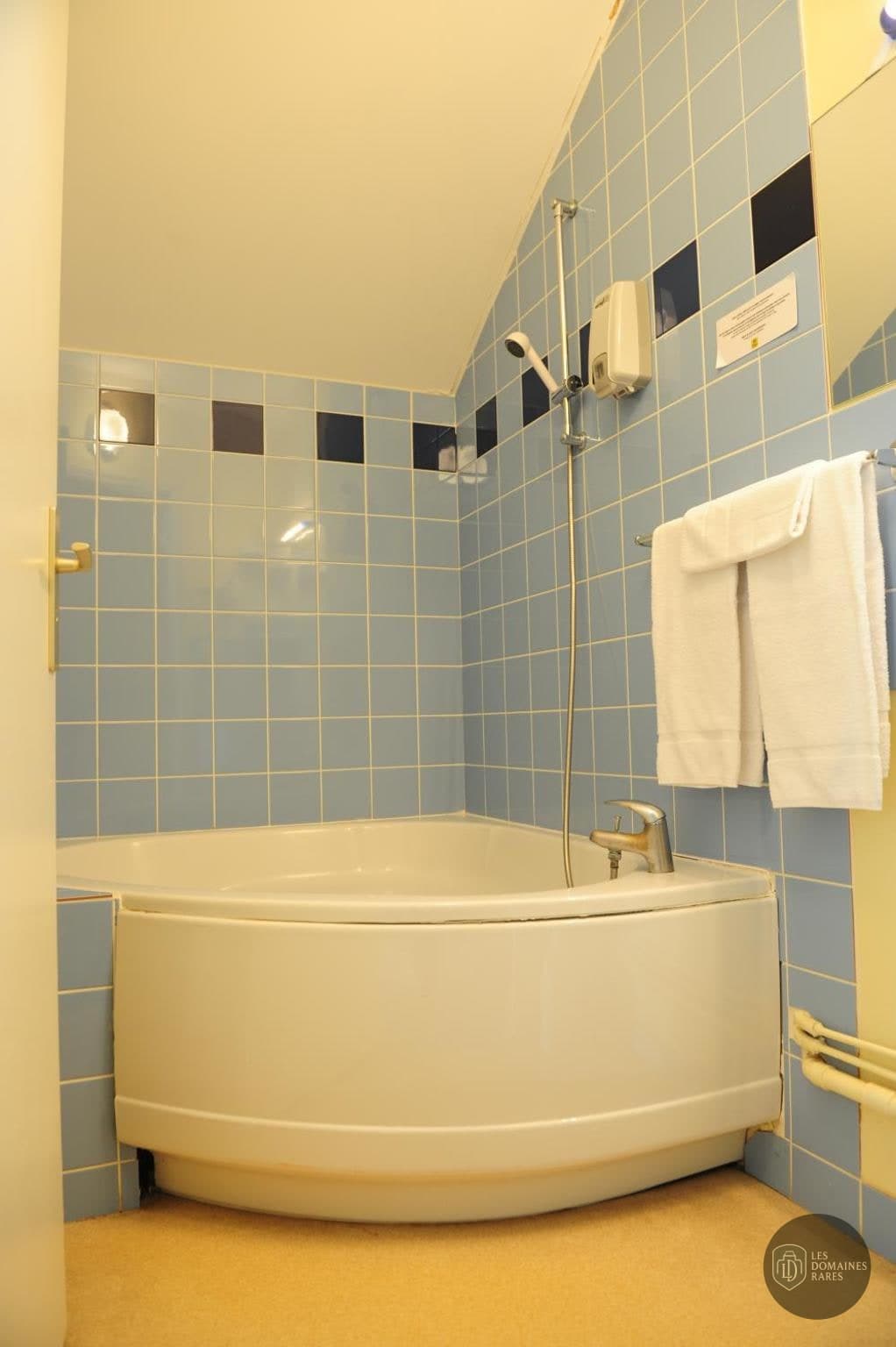 Salle de bain de l'hôtel Argonne Hôtel à Vouziers en Grand Est