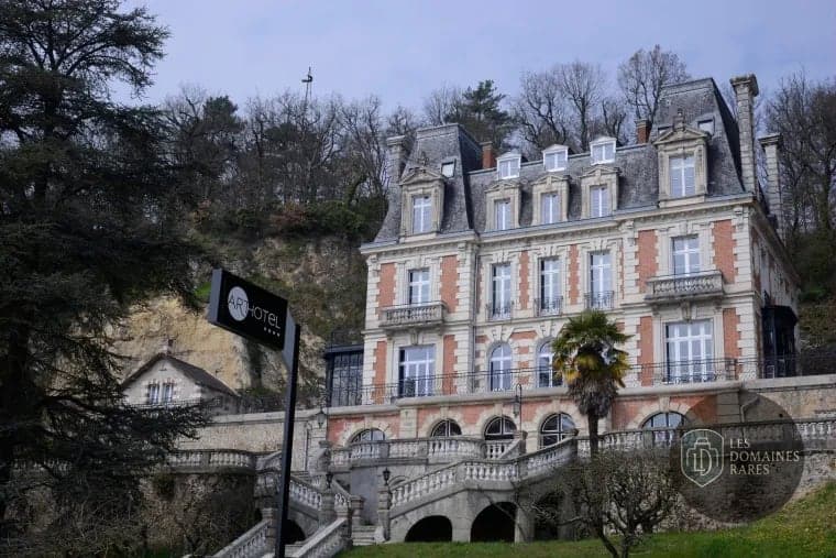 Façade de l'hôtel avec panneau Art Hotel