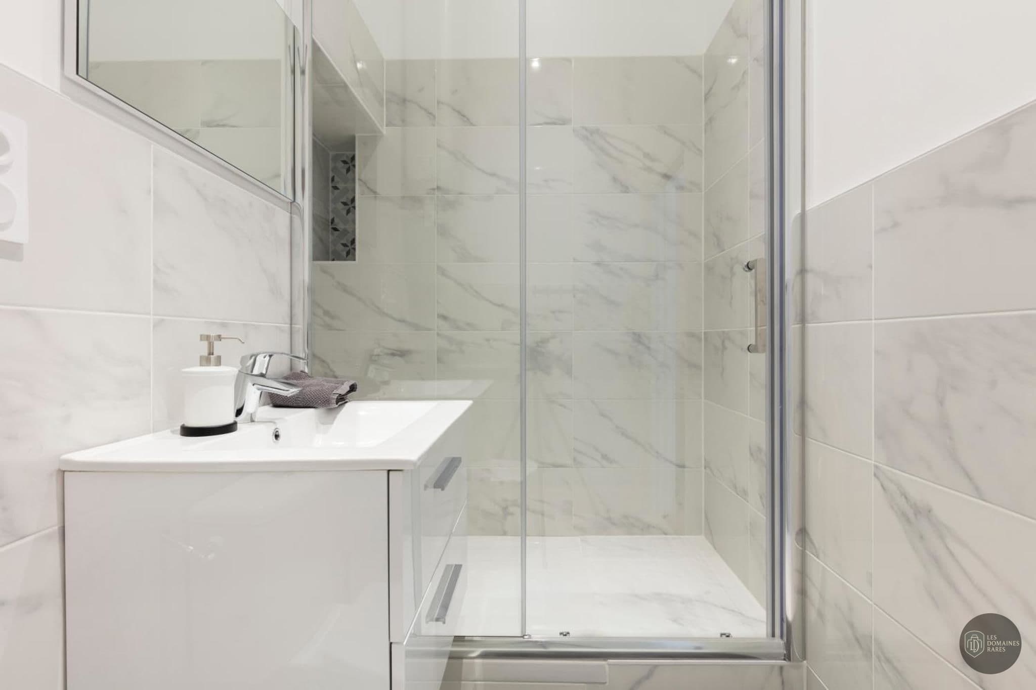 Salle de bain du lieu Athènes Services à Paris en Île-de-France