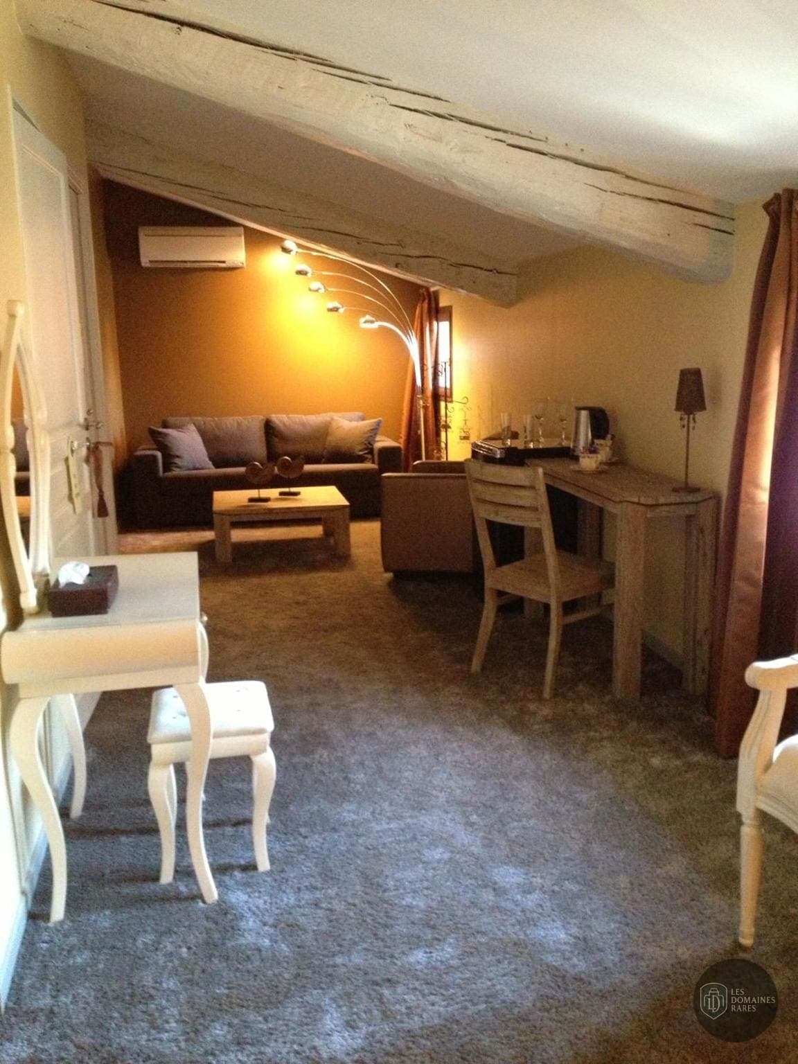 Espace intérieur de l'hôtel Au Lavoir à Colombiers en Occitanie