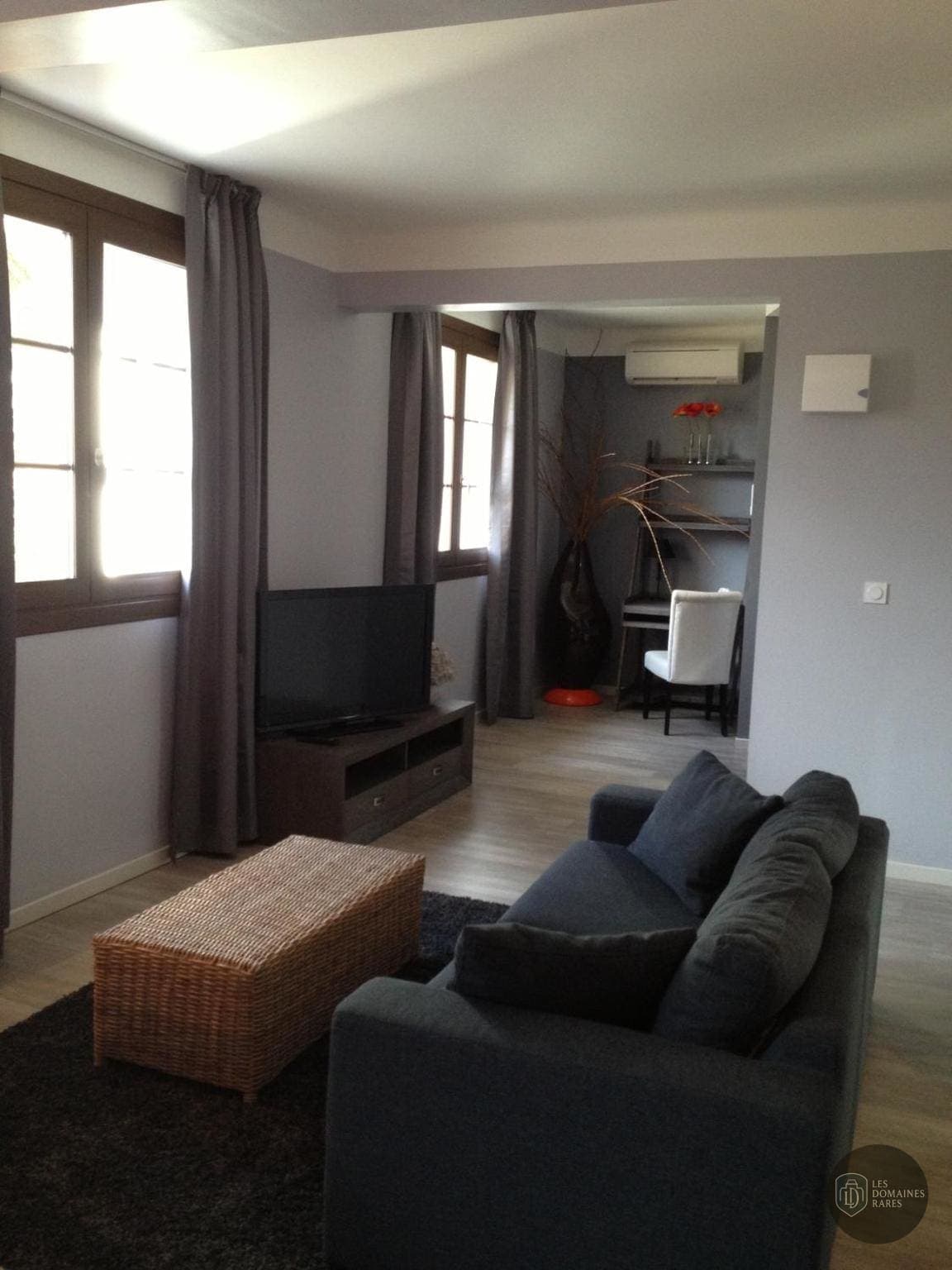Espace intérieur de l'hôtel Au Lavoir à Colombiers en Occitanie