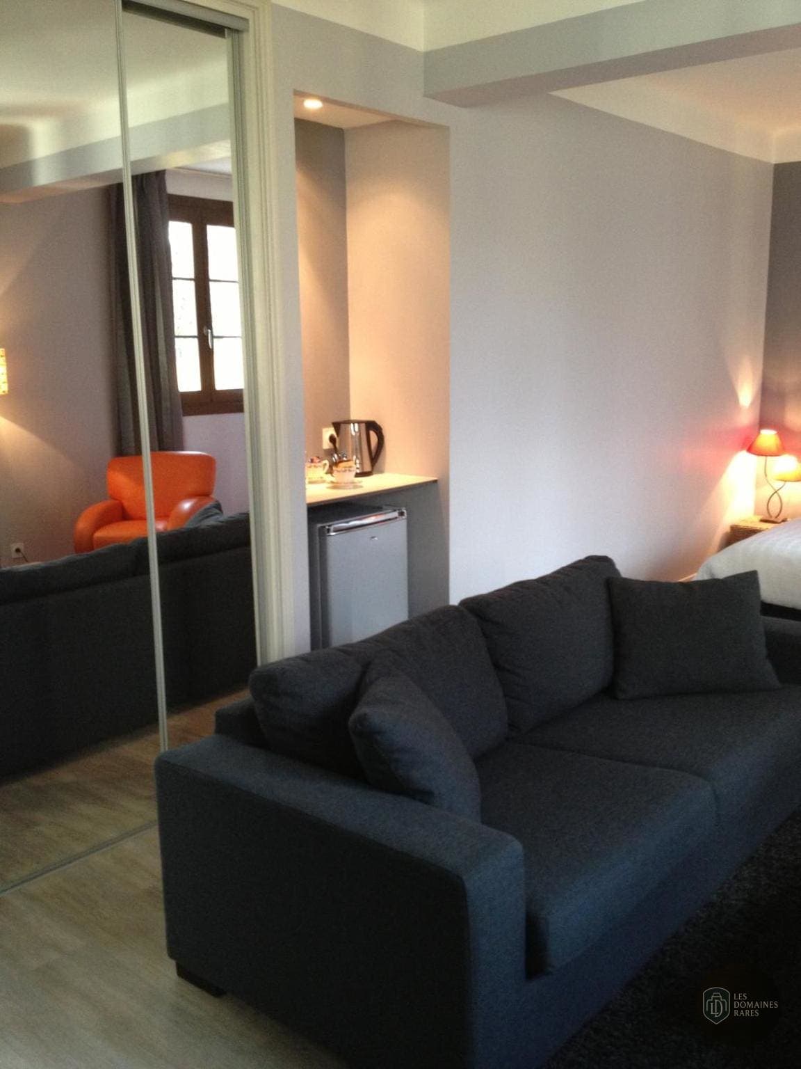Espace intérieur de l'hôtel Au Lavoir à Colombiers en Occitanie