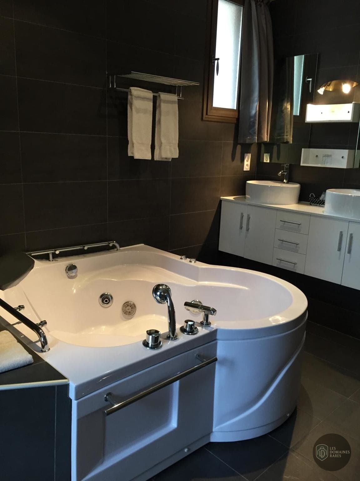 Salle de bain de l'hôtel Au Lavoir à Colombiers en Occitanie