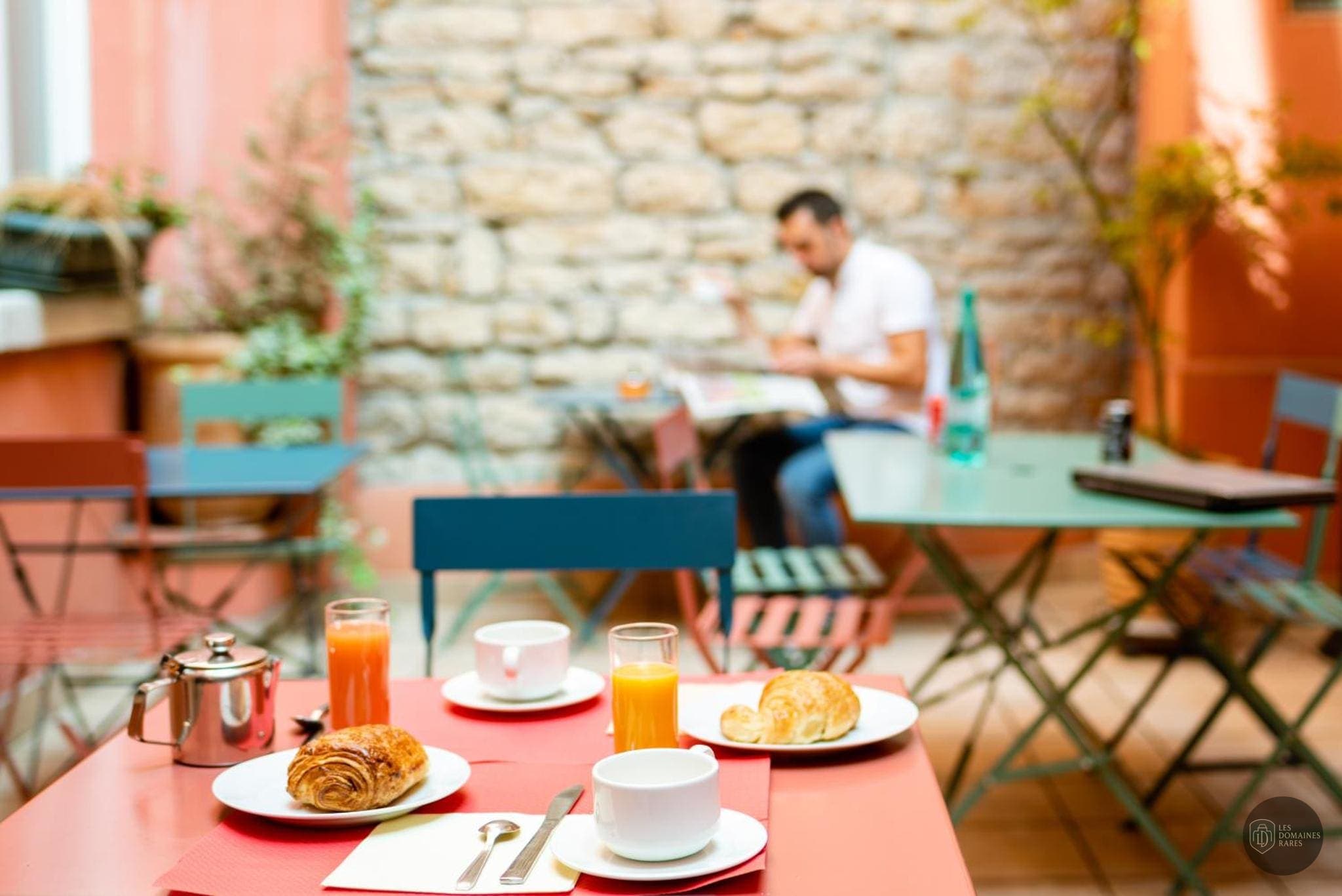 Vue extérieure du lieu Au Patio Morand à Lyon en Auvergne-Rhône-Alpes