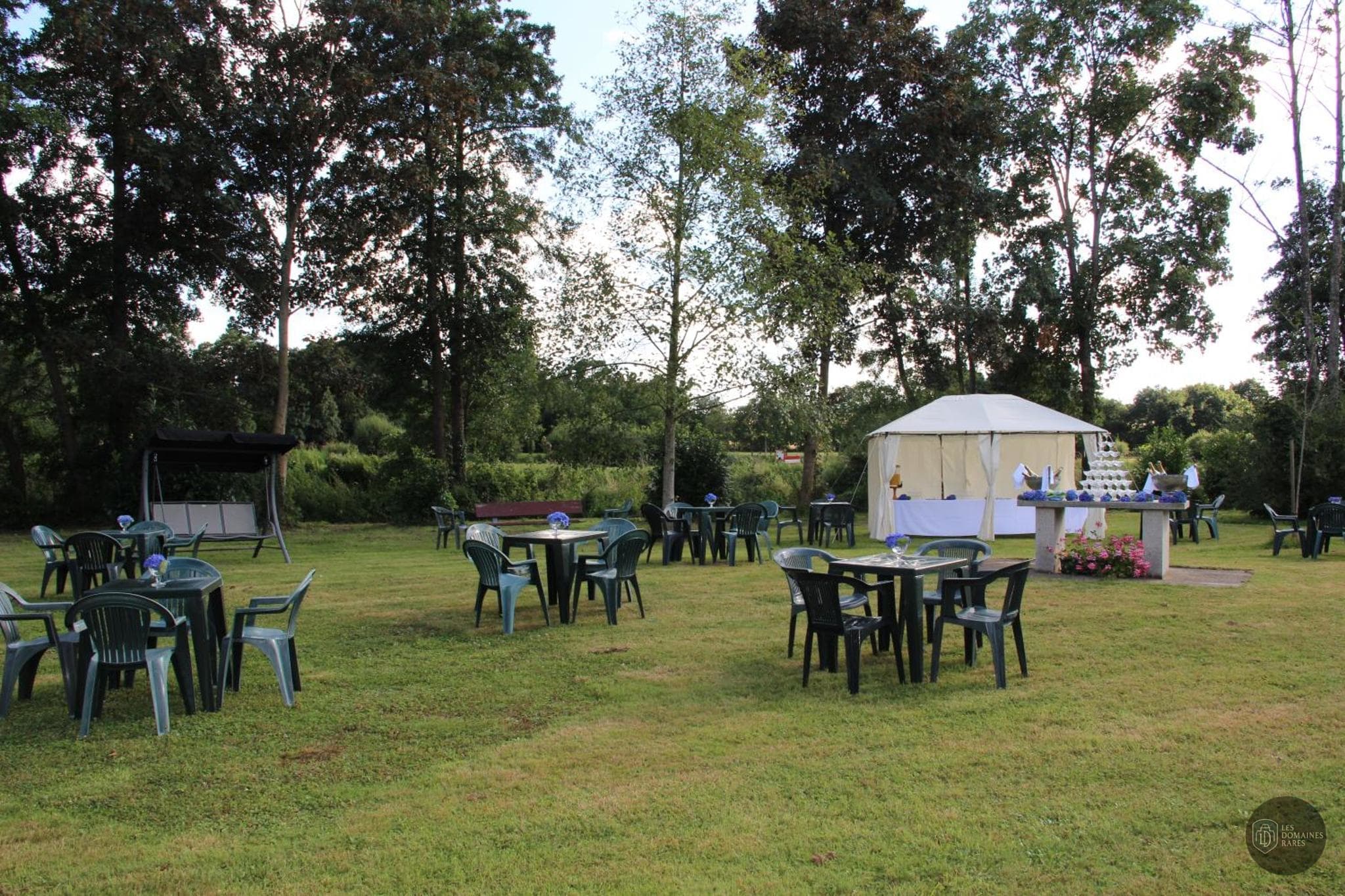 Vue extérieure du relais Au Relais de l'Oust à Lanouée en Bretagne