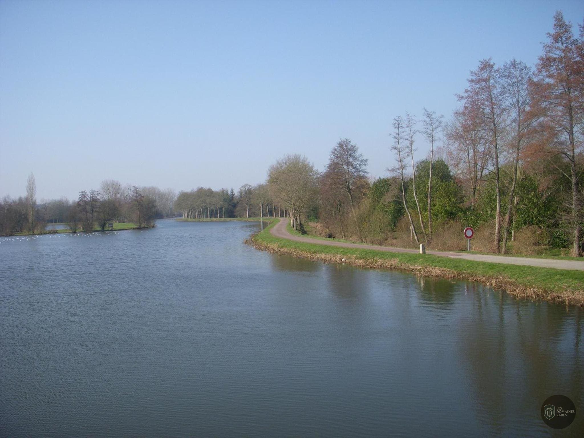 Vue extérieure du relais Au Relais de l'Oust à Lanouée en Bretagne