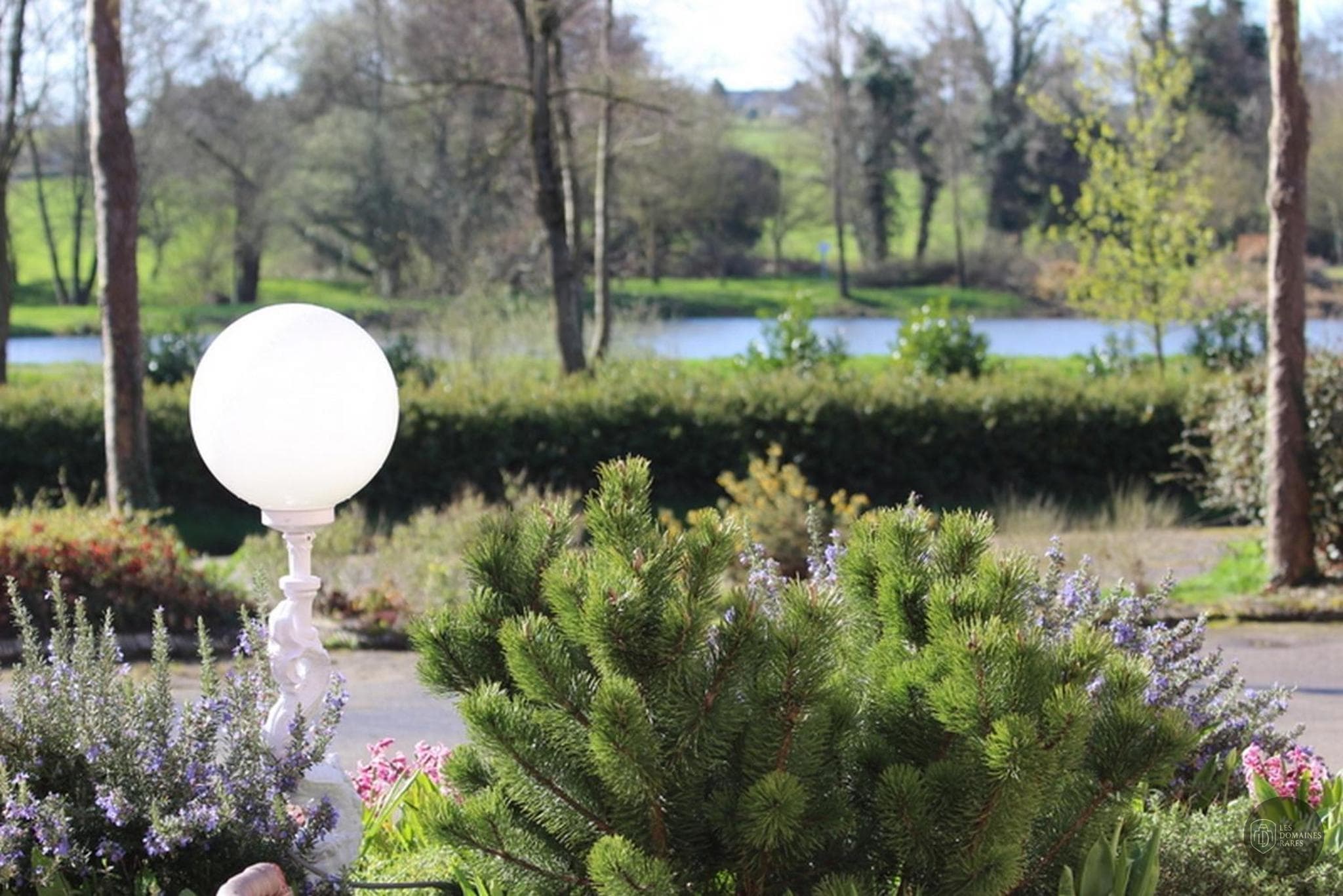 Vue extérieure du relais Au Relais de l'Oust à Lanouée en Bretagne
