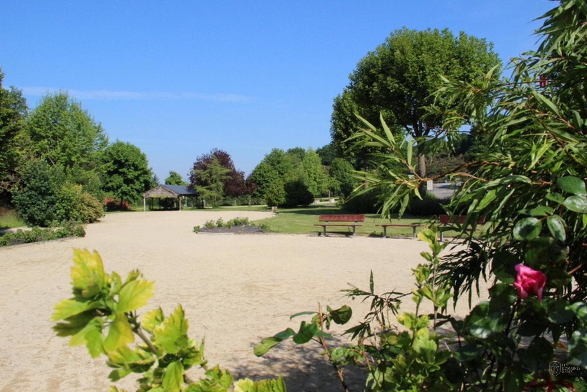 Vue extérieure du relais Au Relais de l'Oust à Lanouée en Bretagne