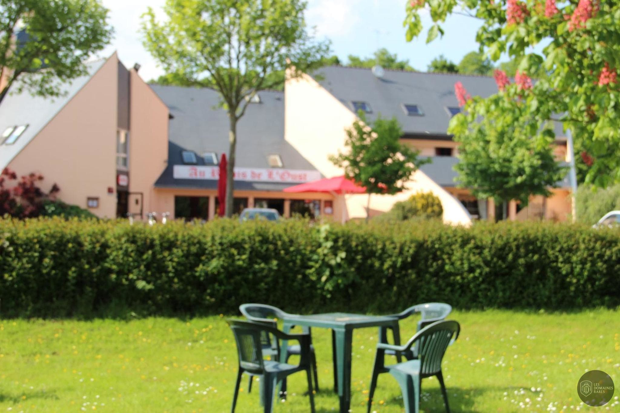 Vue extérieure du relais Au Relais de l'Oust à Lanouée en Bretagne