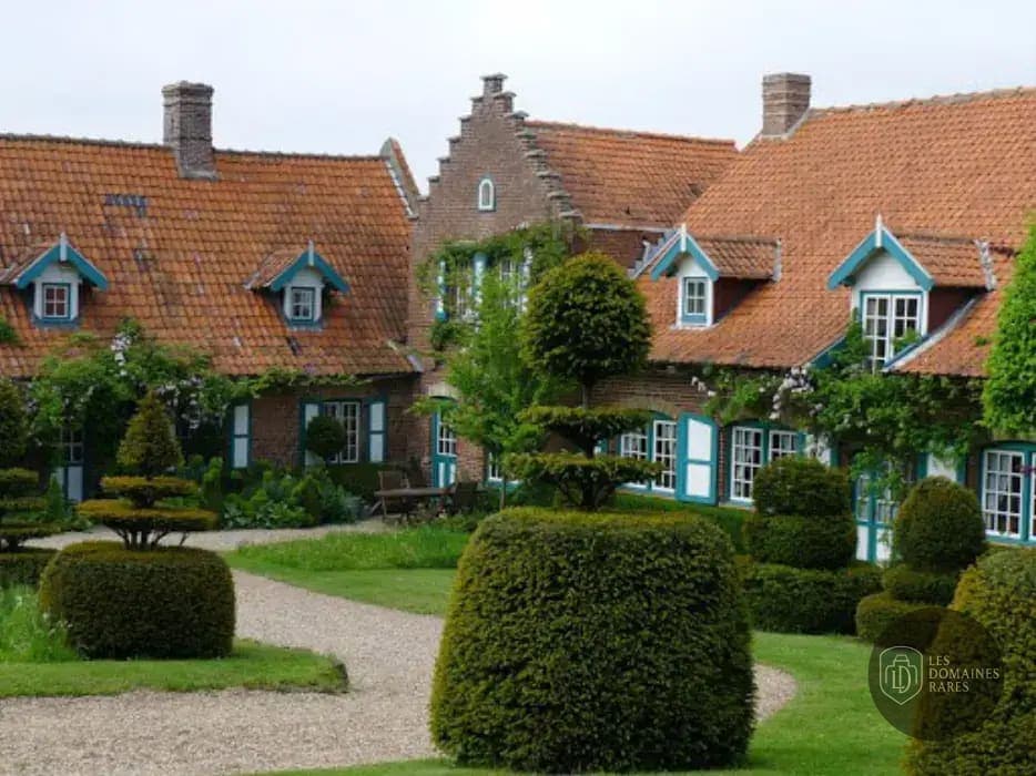 Jardin et bâtiments du lieu