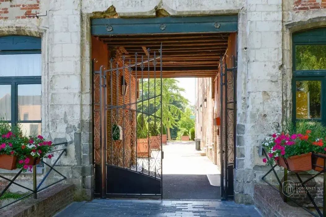 Entrée d'un bâtiment avec portail