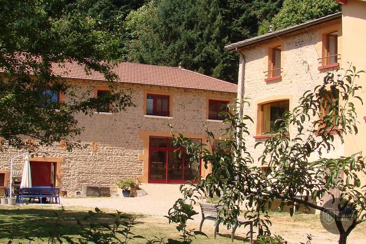 Vue extérieure du domaine Au songe de l’eau en Auvergne-Rhône-Alpes