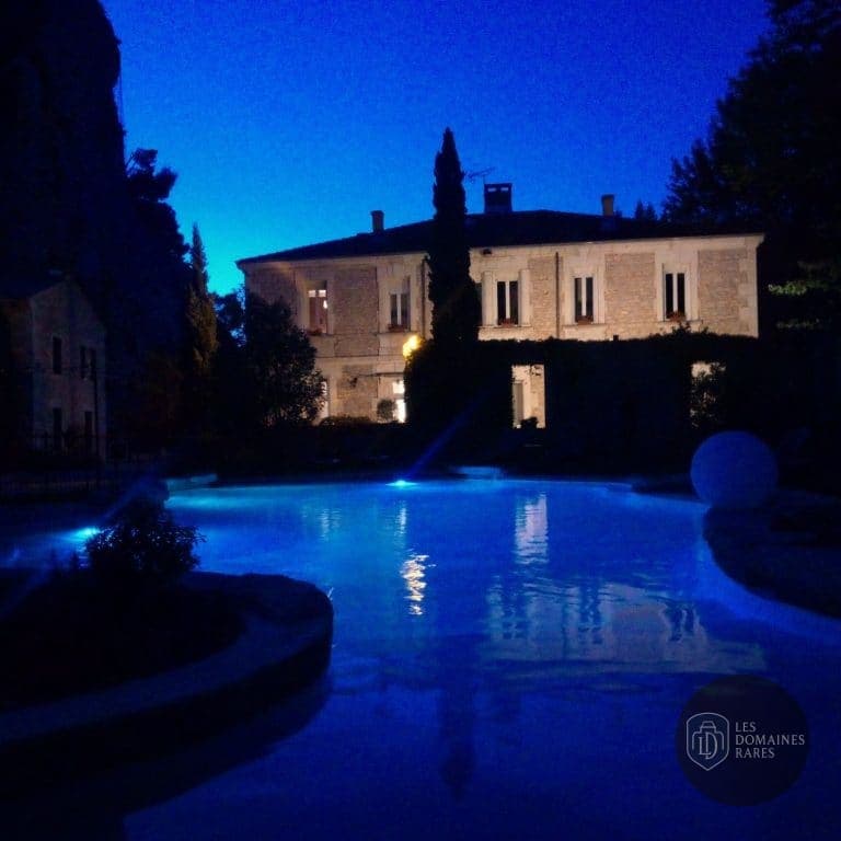 Vue extérieure de l'auberge Auberge Du Parc à Orgon en Provence-Alpes-Côte d'Azur