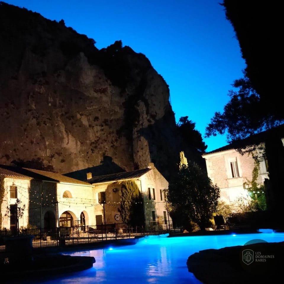 Vue extérieure de l'auberge Auberge Du Parc à Orgon en Provence-Alpes-Côte d'Azur