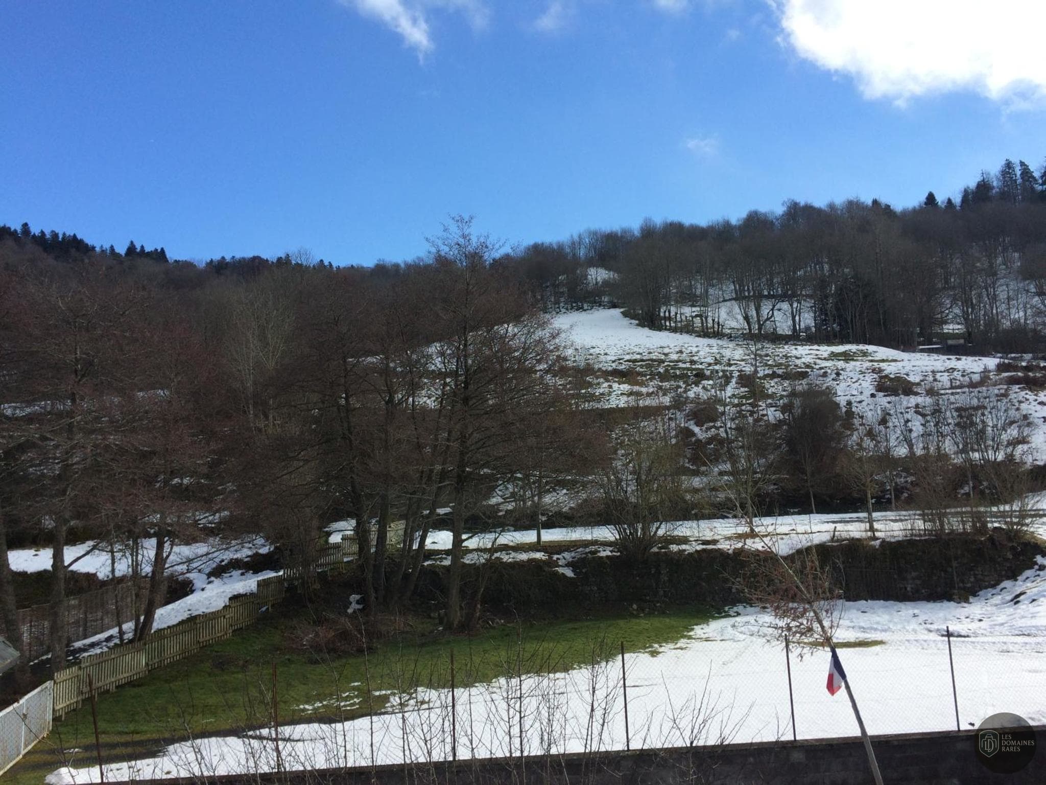 Vue extérieure de l'auberge Auberge Le Cantou en Auvergne-Rhône-Alpes