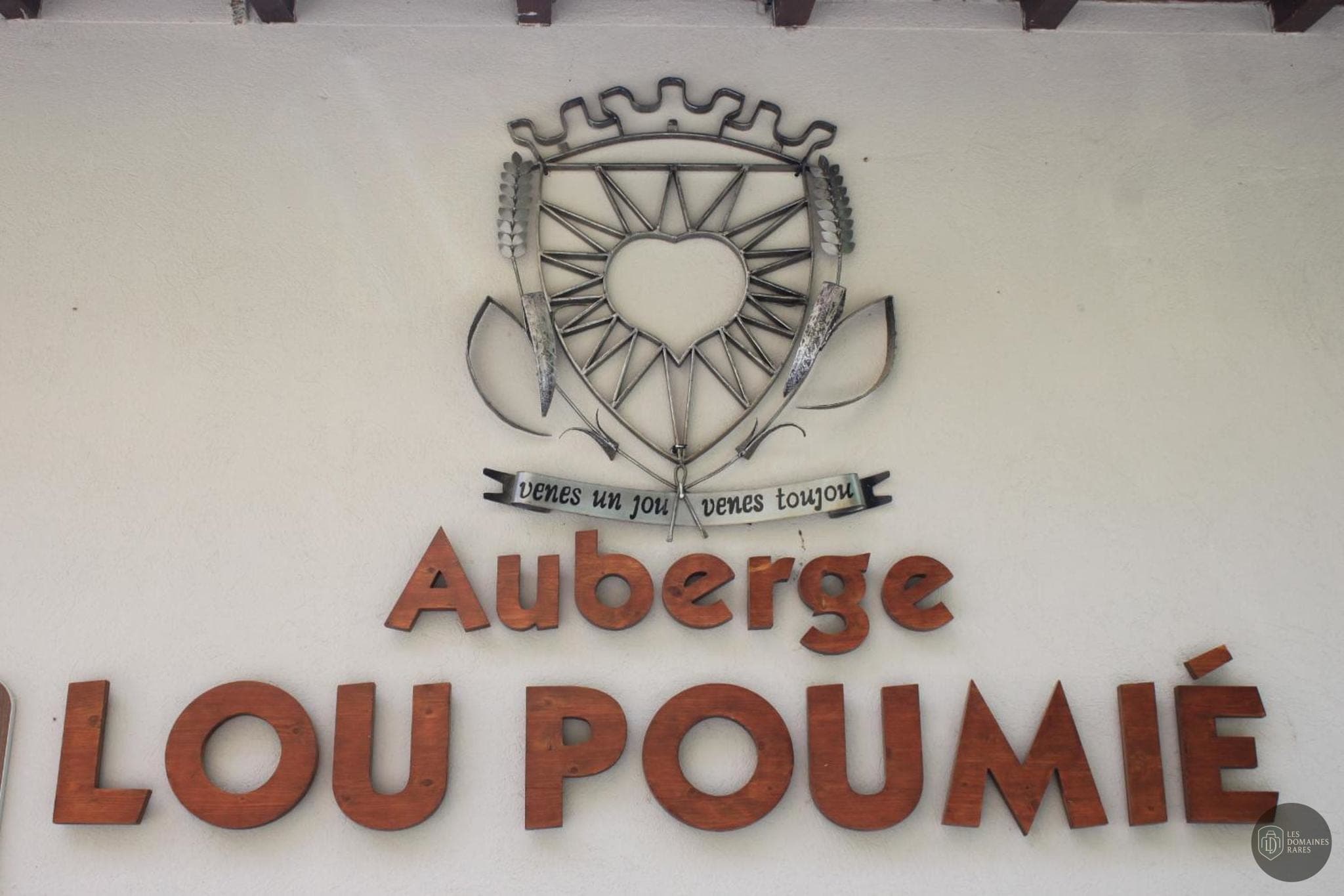 Vue extérieure de l'auberge Auberge Lou Meou à Lauris en Provence-Alpes-Côte d'Azur