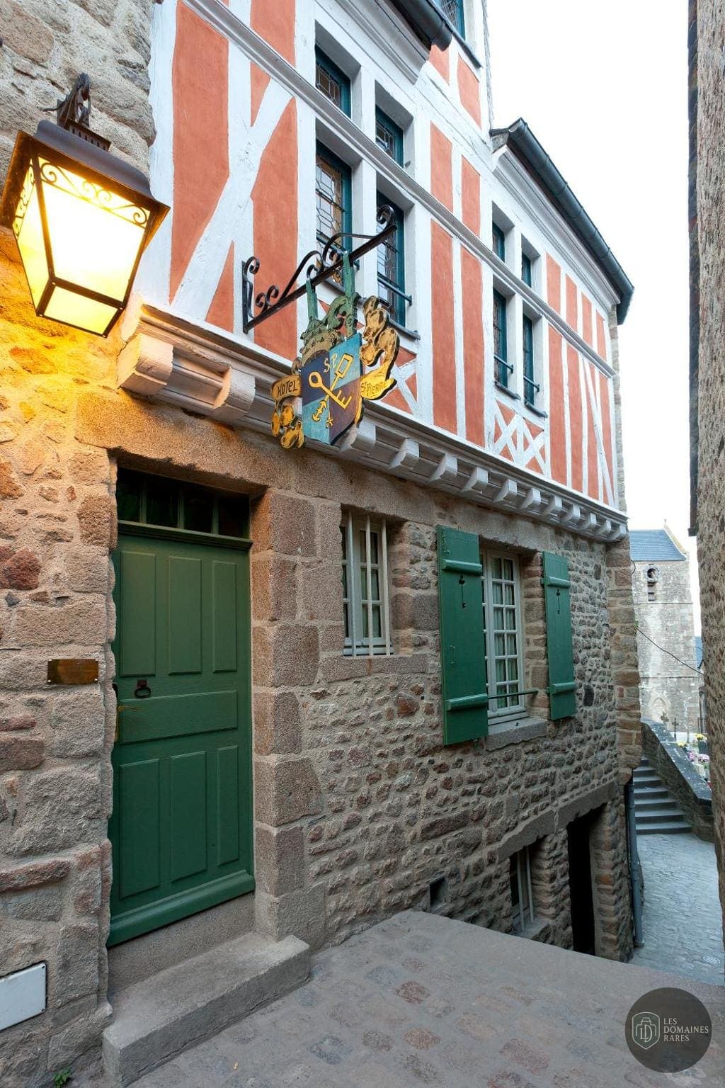 Vue extérieure de l'auberge Auberge Saint Pierre à Le en Normandie