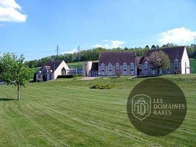 Vue extérieure de l'auberge Auberge de Bourgogne à Tonnerre en Bourgogne-Franche-Comté