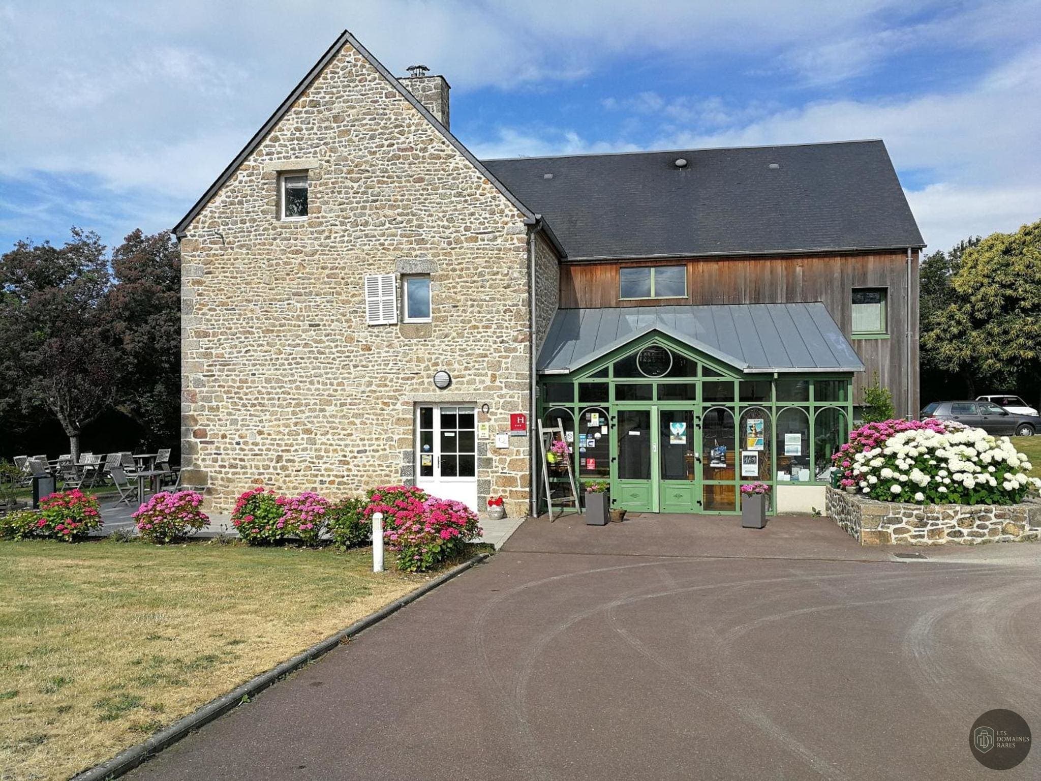 Vue extérieure de l'auberge Auberge de Carolles à Carolles en Normandie