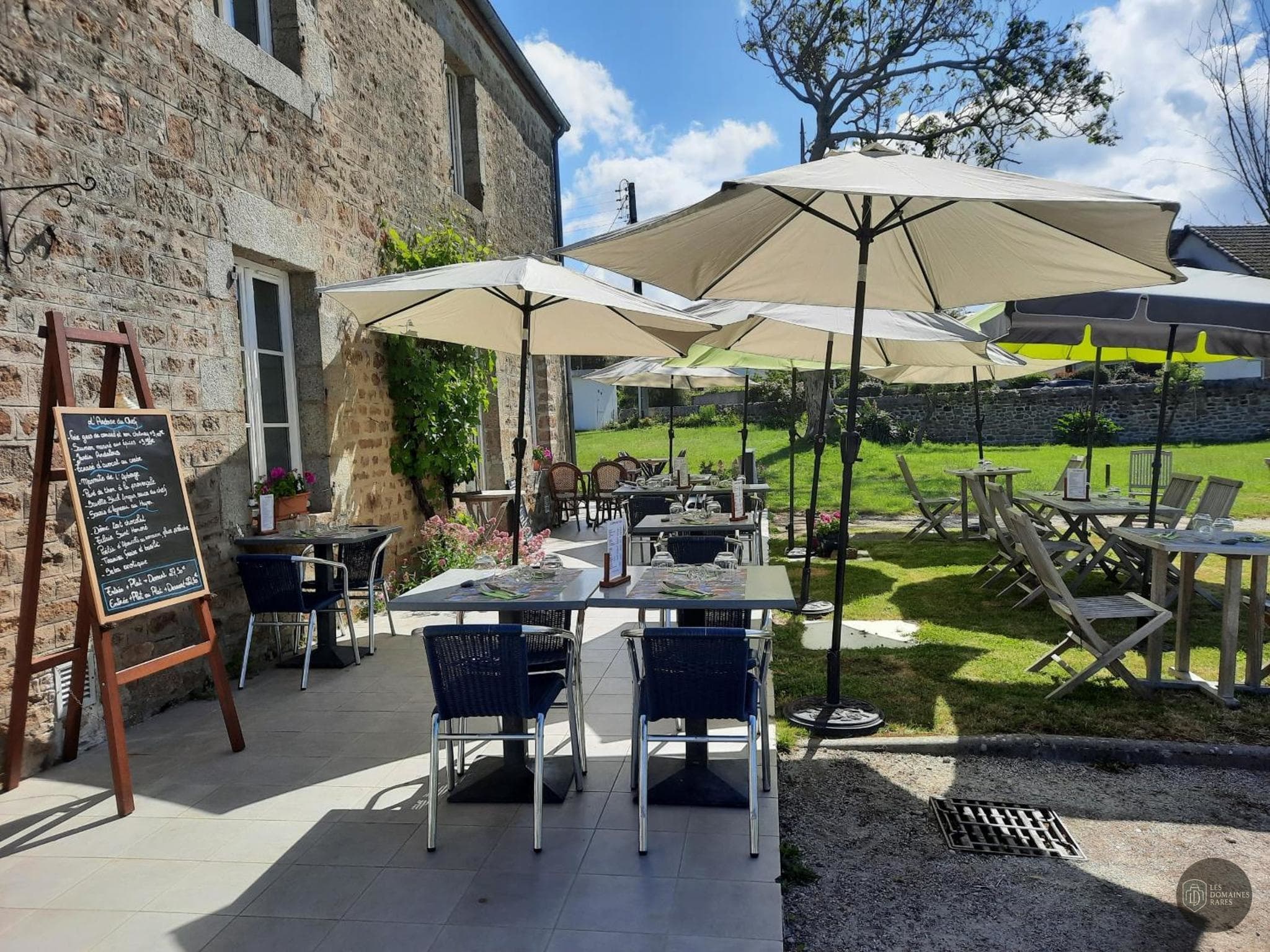 Vue extérieure de l'auberge Auberge de Carolles à Carolles en Normandie