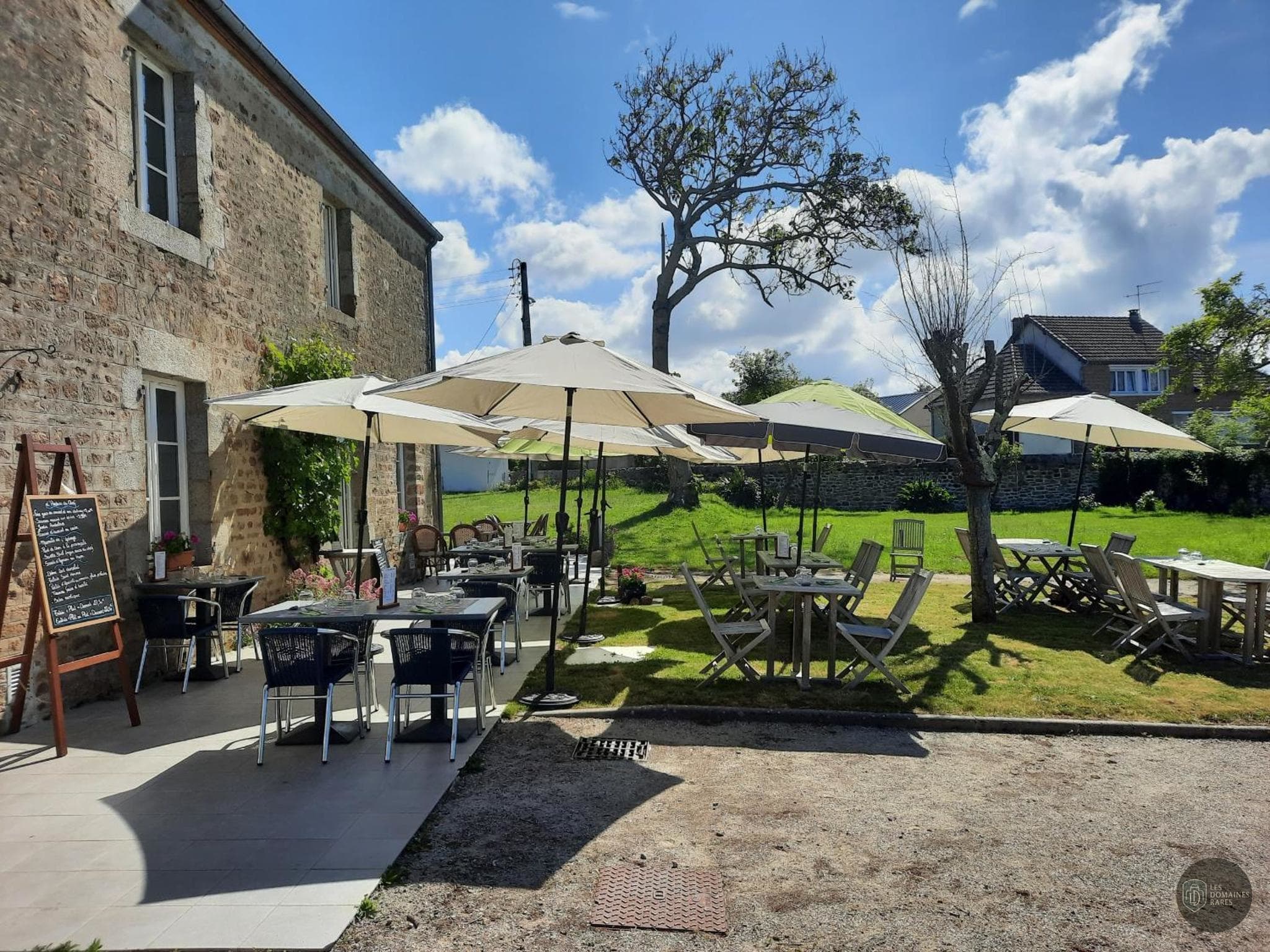 Vue extérieure de l'auberge Auberge de Carolles à Carolles en Normandie