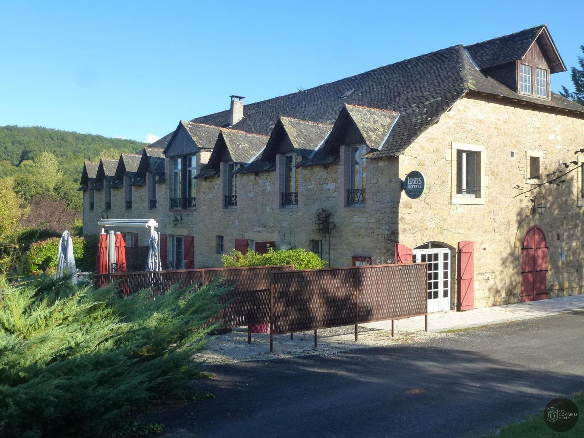 Vue extérieure de l'hôtel Auberge de Cartassac à Sarrazac en Occitanie