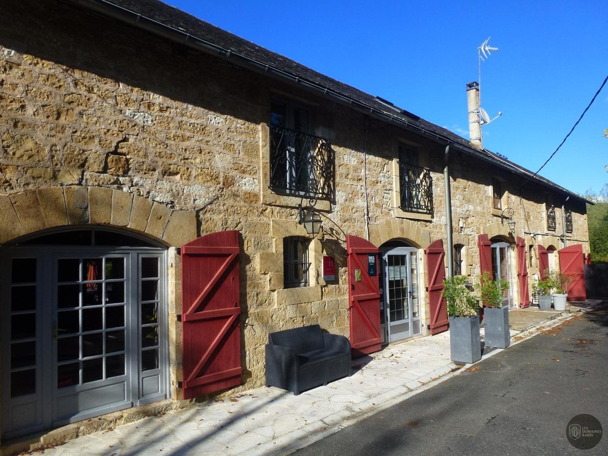 Vue extérieure de l'hôtel Auberge de Cartassac à Sarrazac en Occitanie