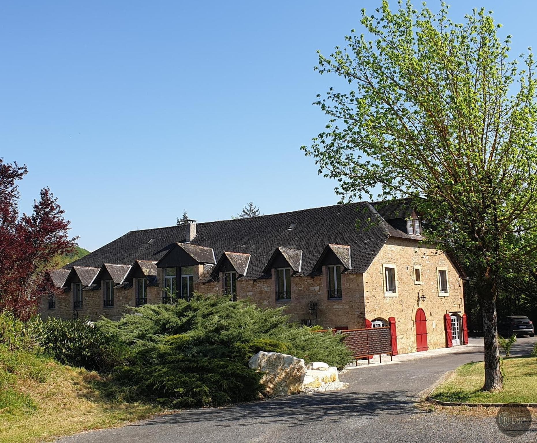 Vue extérieure de l'hôtel Auberge de Cartassac à Sarrazac en Occitanie