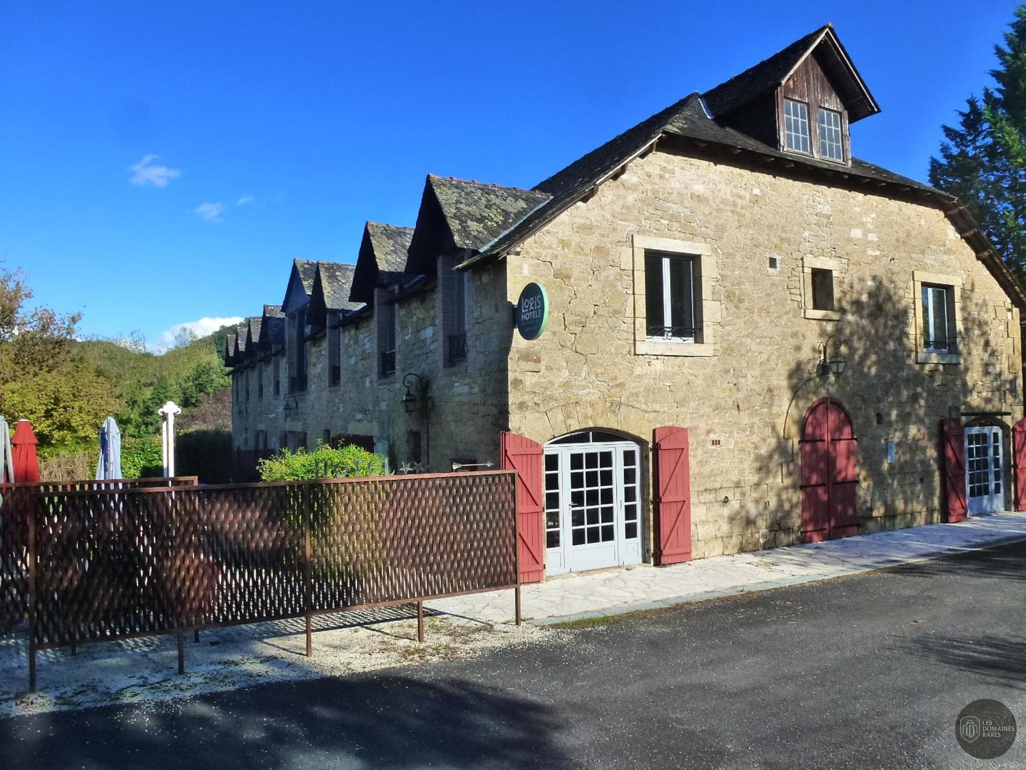 Vue extérieure de l'hôtel Auberge de Cartassac à Sarrazac en Occitanie