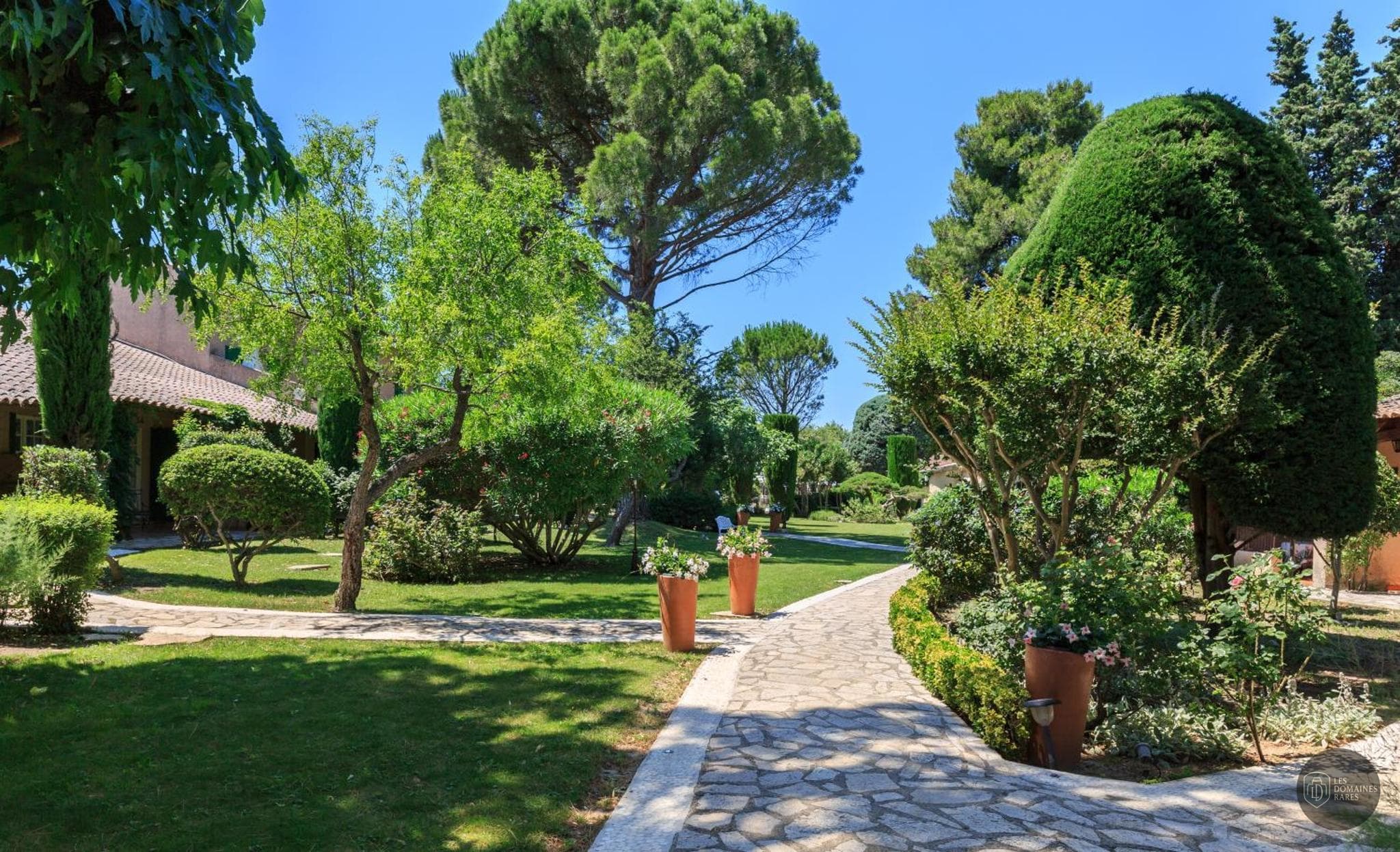 Vue extérieure de l'hôtel Auberge de Cassagne en Provence-Alpes-Côte d'Azur