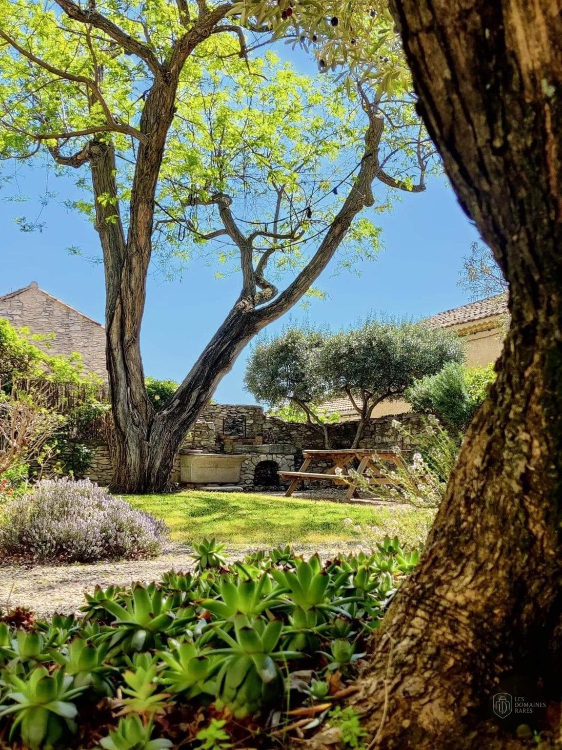 Vue extérieure de l'hôtel Auberge de Tavel à Tavel en Occitanie
