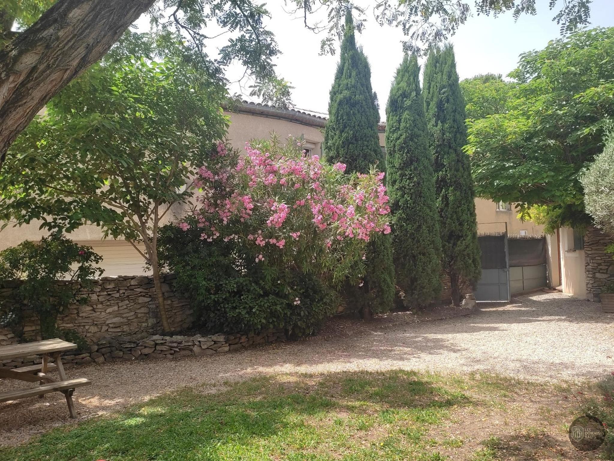 Vue extérieure de l'hôtel Auberge de Tavel à Tavel en Occitanie