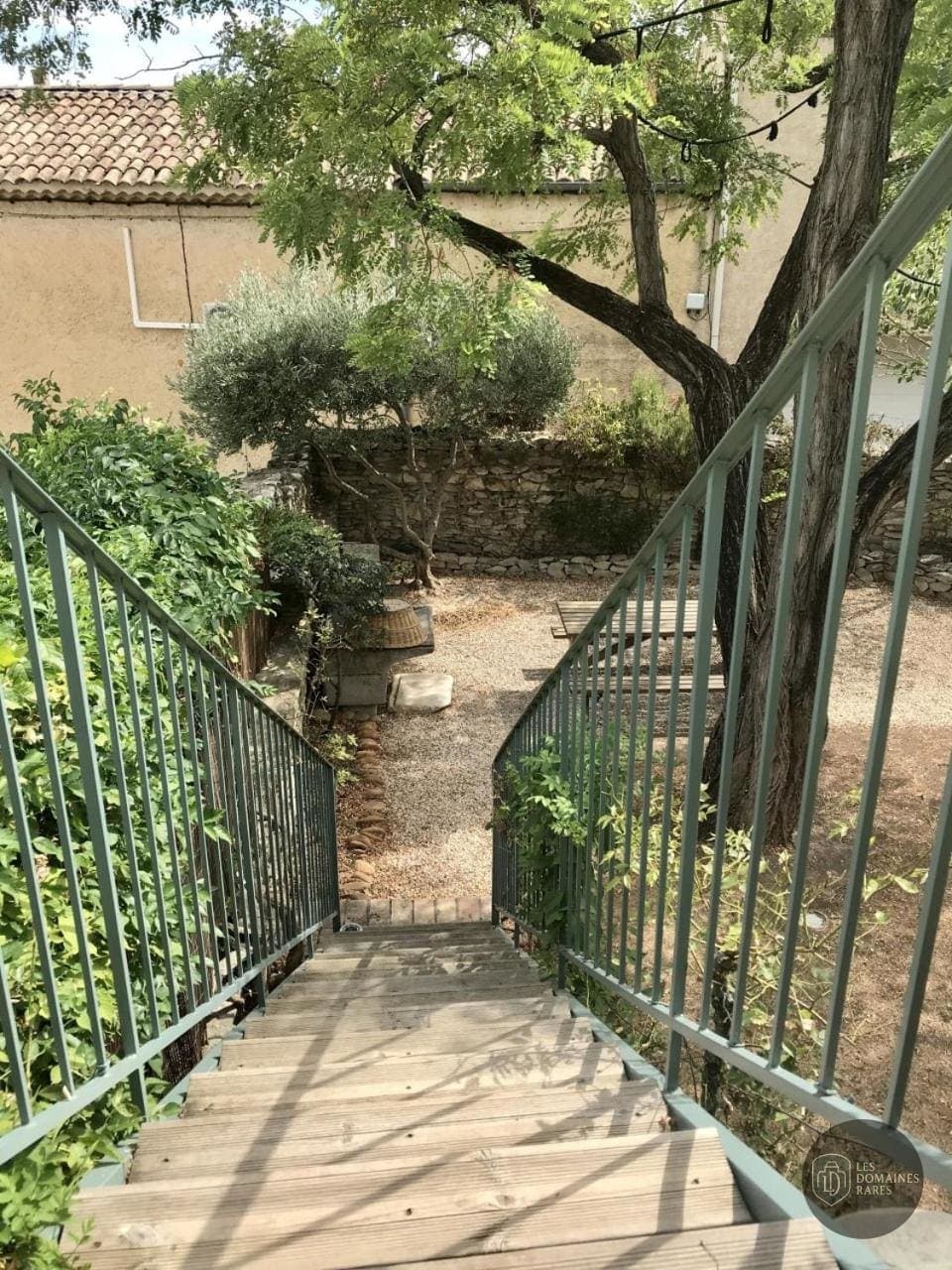 Vue extérieure de l'hôtel Auberge de Tavel à Tavel en Occitanie