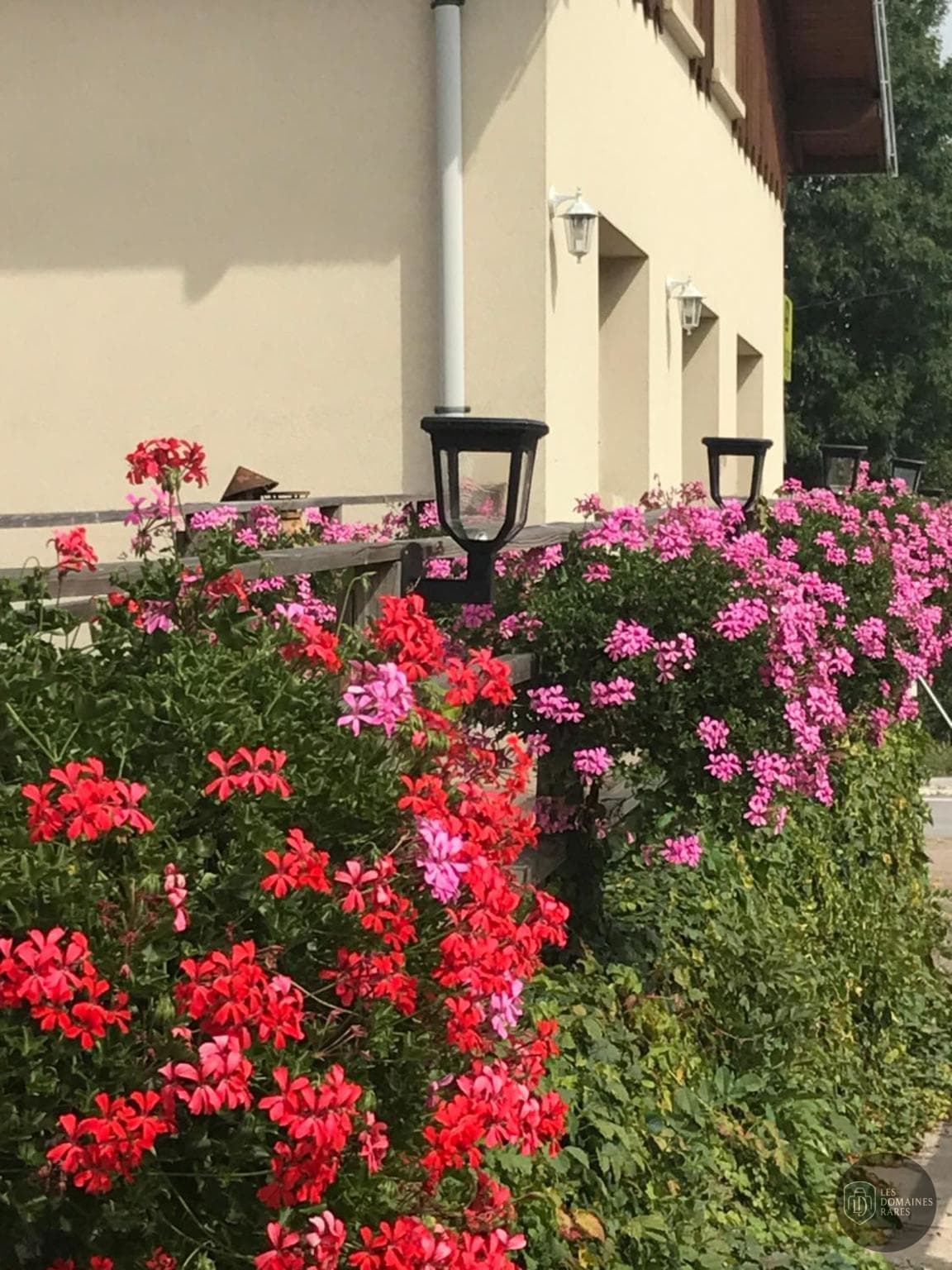 Vue extérieure de l'auberge Auberge de la Poirie à Tendon en Grand Est