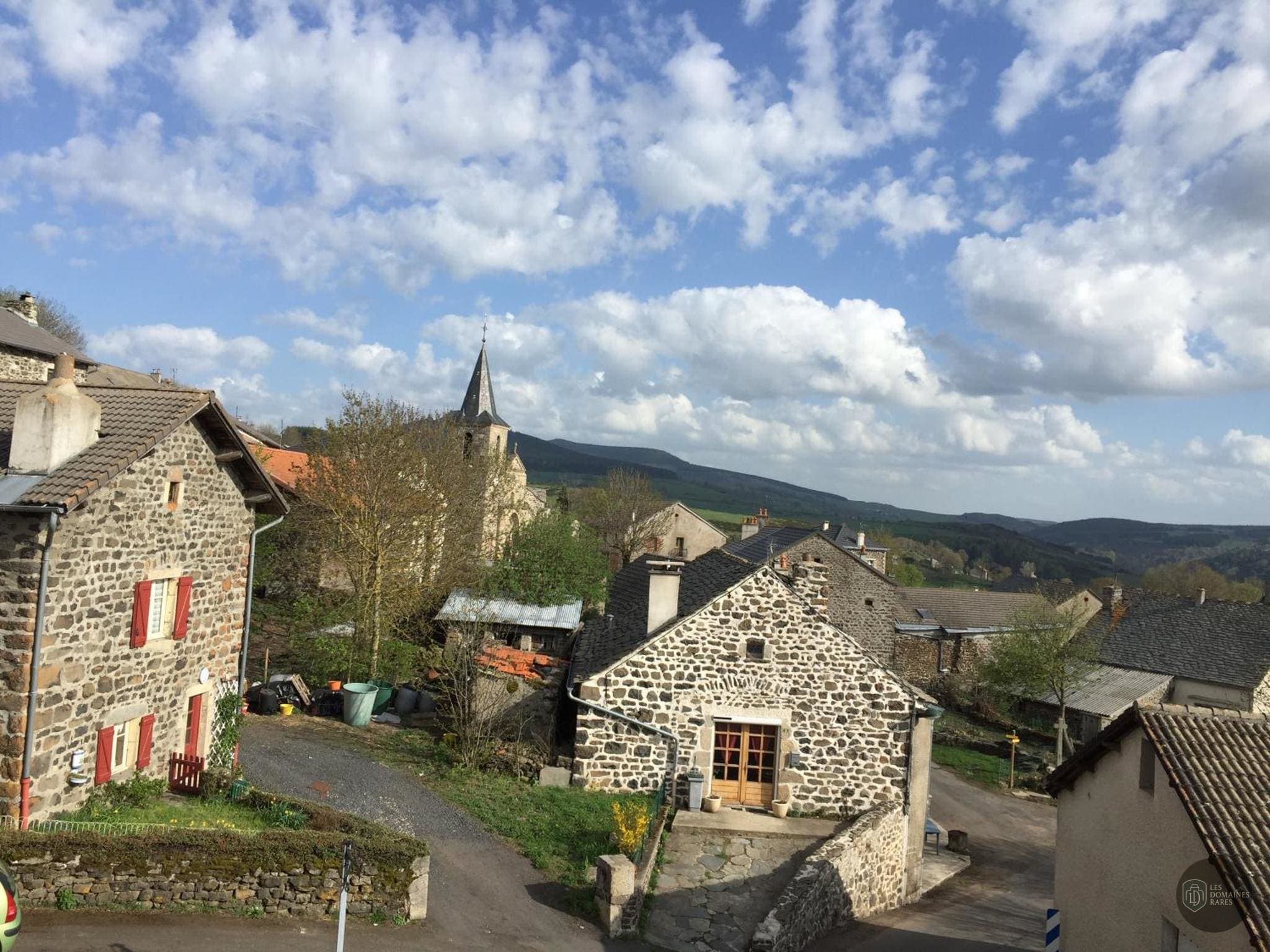 Vue de l'auberge Auberge de la Tour à Marcoles en Auvergne-Rhône-Alpes