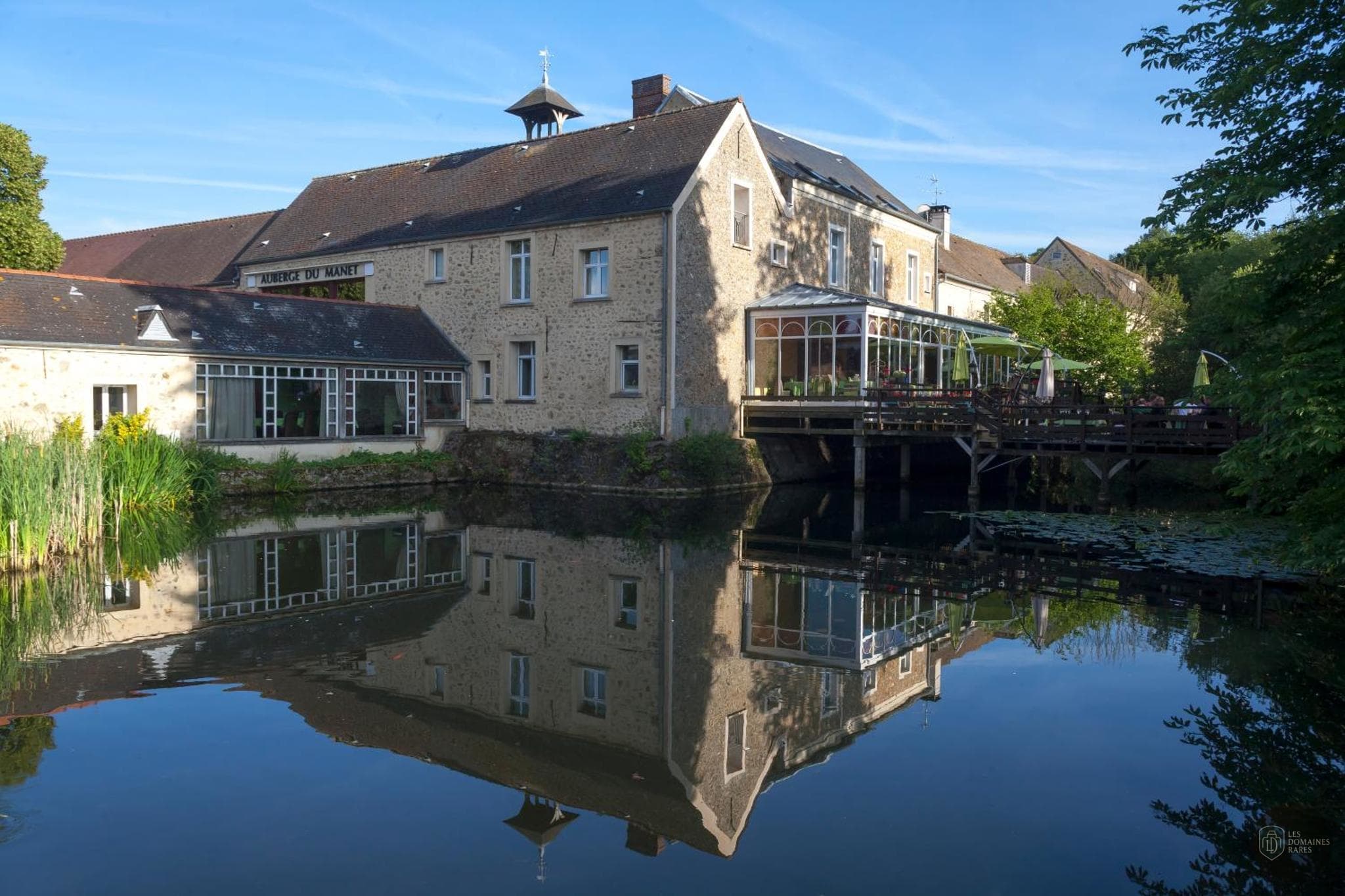 Vue extérieure de l'auberge Auberge du Manet en Île-de-France