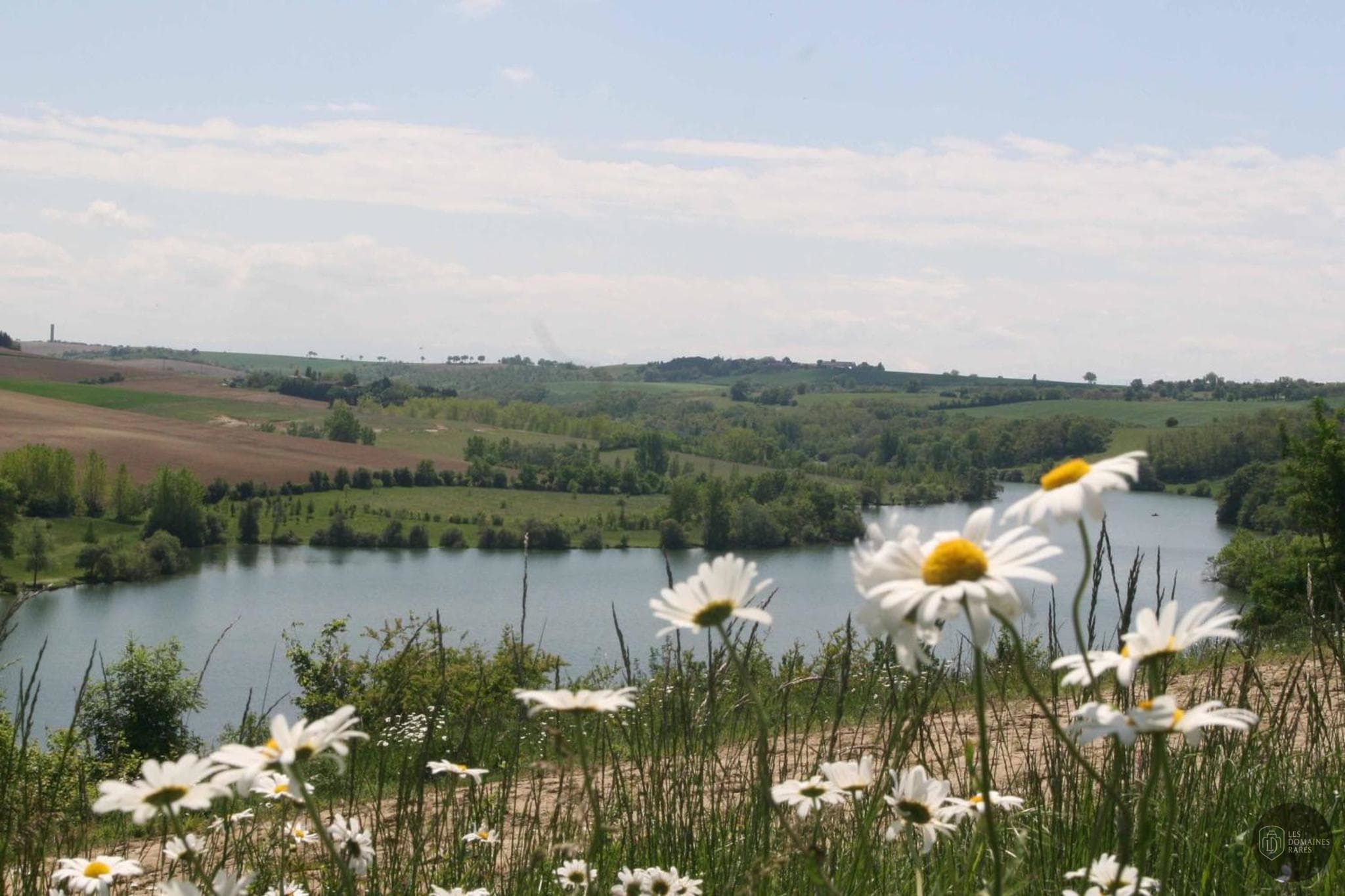 Vue extérieure de l'hôtel Auberge du Pastel à Nailloux en Occitanie