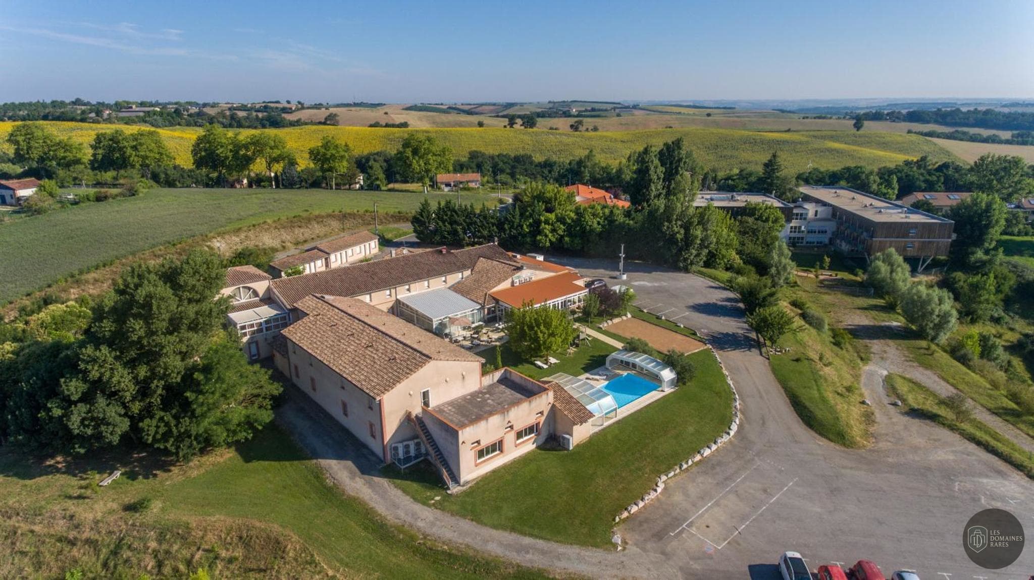 Vue extérieure de l'hôtel Auberge du Pastel à Nailloux en Occitanie