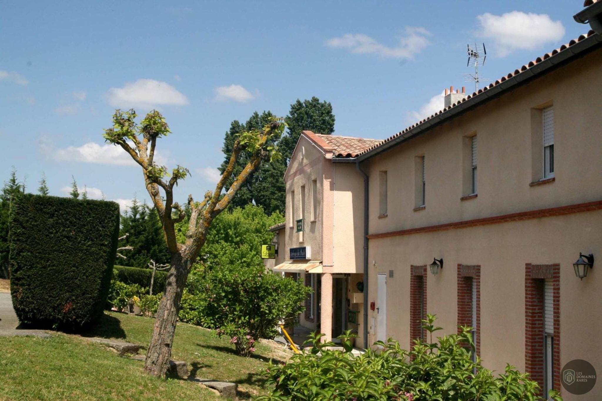 Vue extérieure de l'hôtel Auberge du Pastel à Nailloux en Occitanie