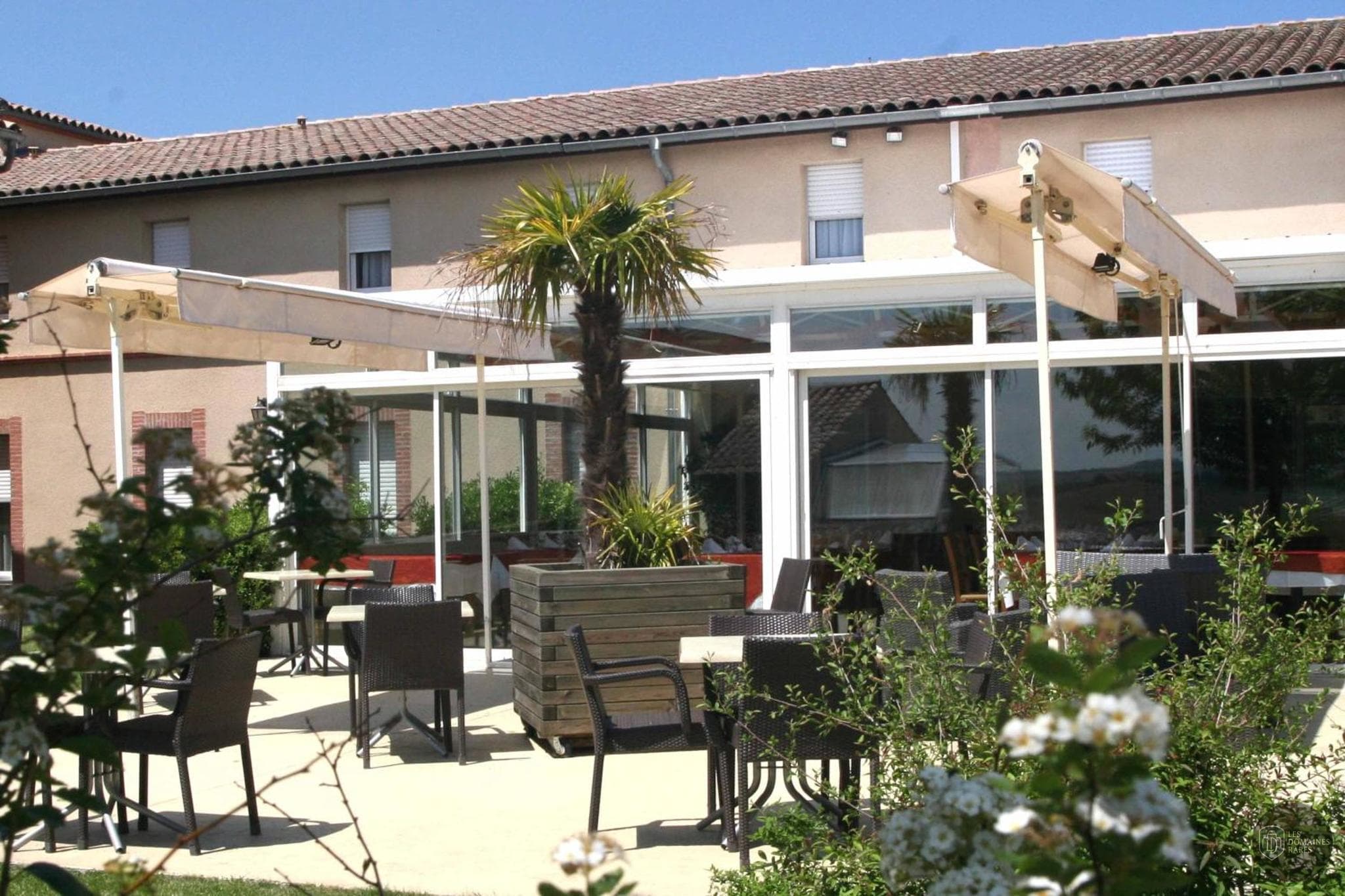 Vue extérieure de l'hôtel Auberge du Pastel à Nailloux en Occitanie