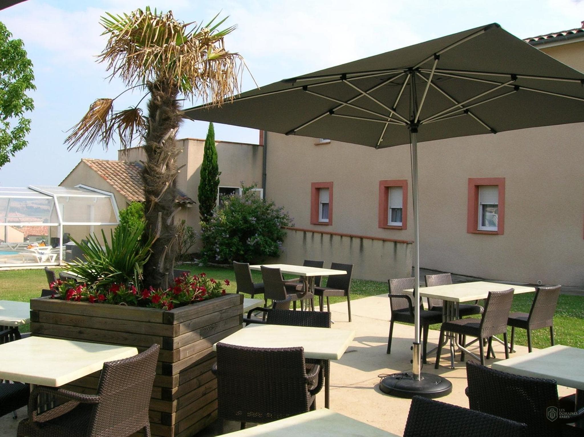 Vue extérieure de l'hôtel Auberge du Pastel à Nailloux en Occitanie