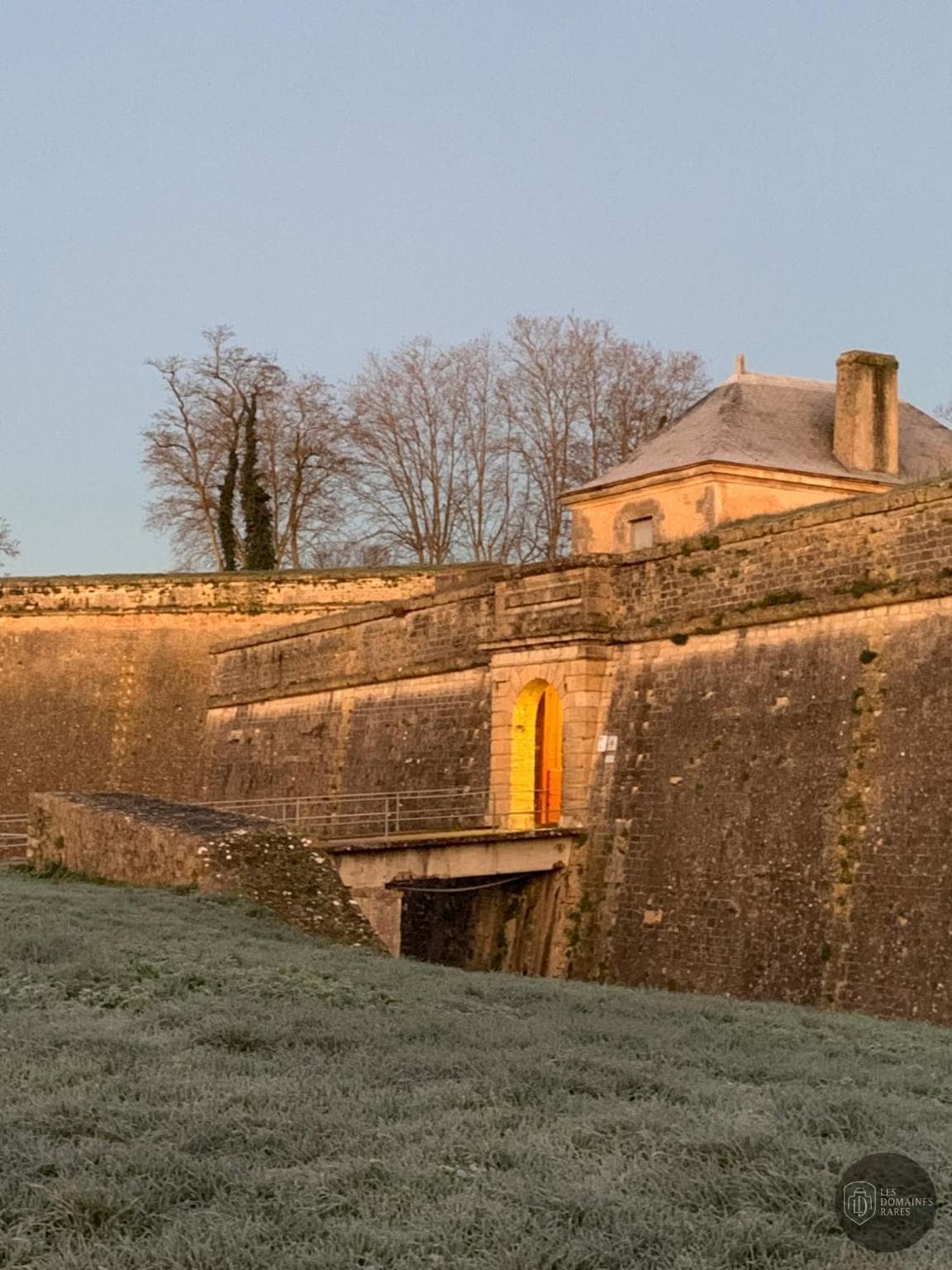 Vue extérieure de l'hôtel Auberge du Porche à Blaye en Nouvelle-Aquitaine