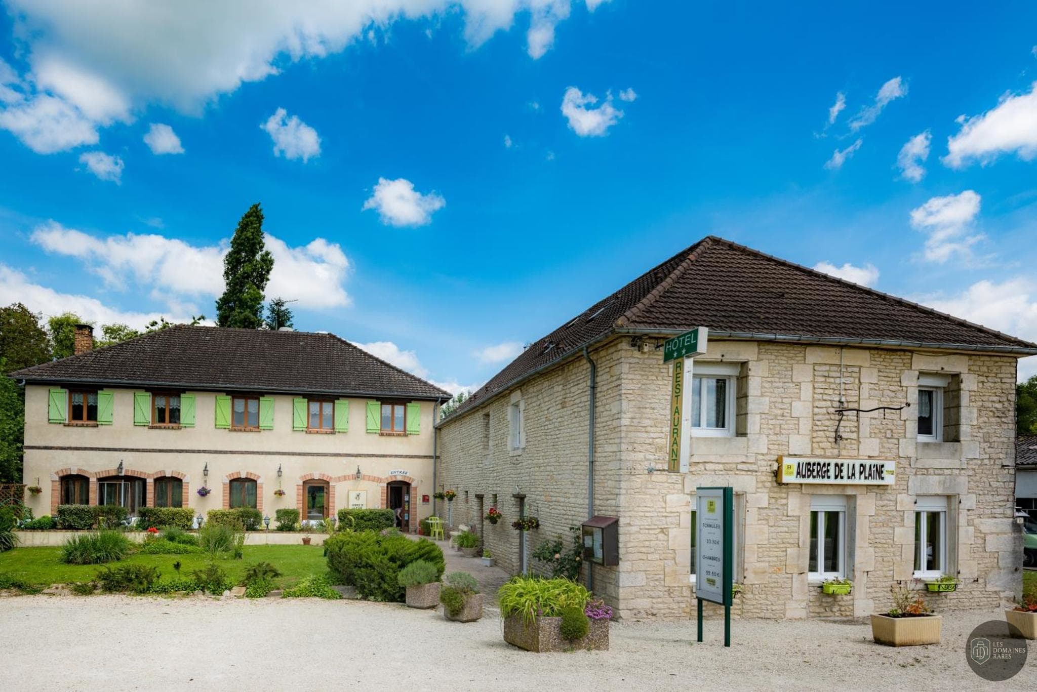 Vue extérieure de l'hôtel Auberge la Plaine à Chabrillan en Auvergne-Rhône-Alpes