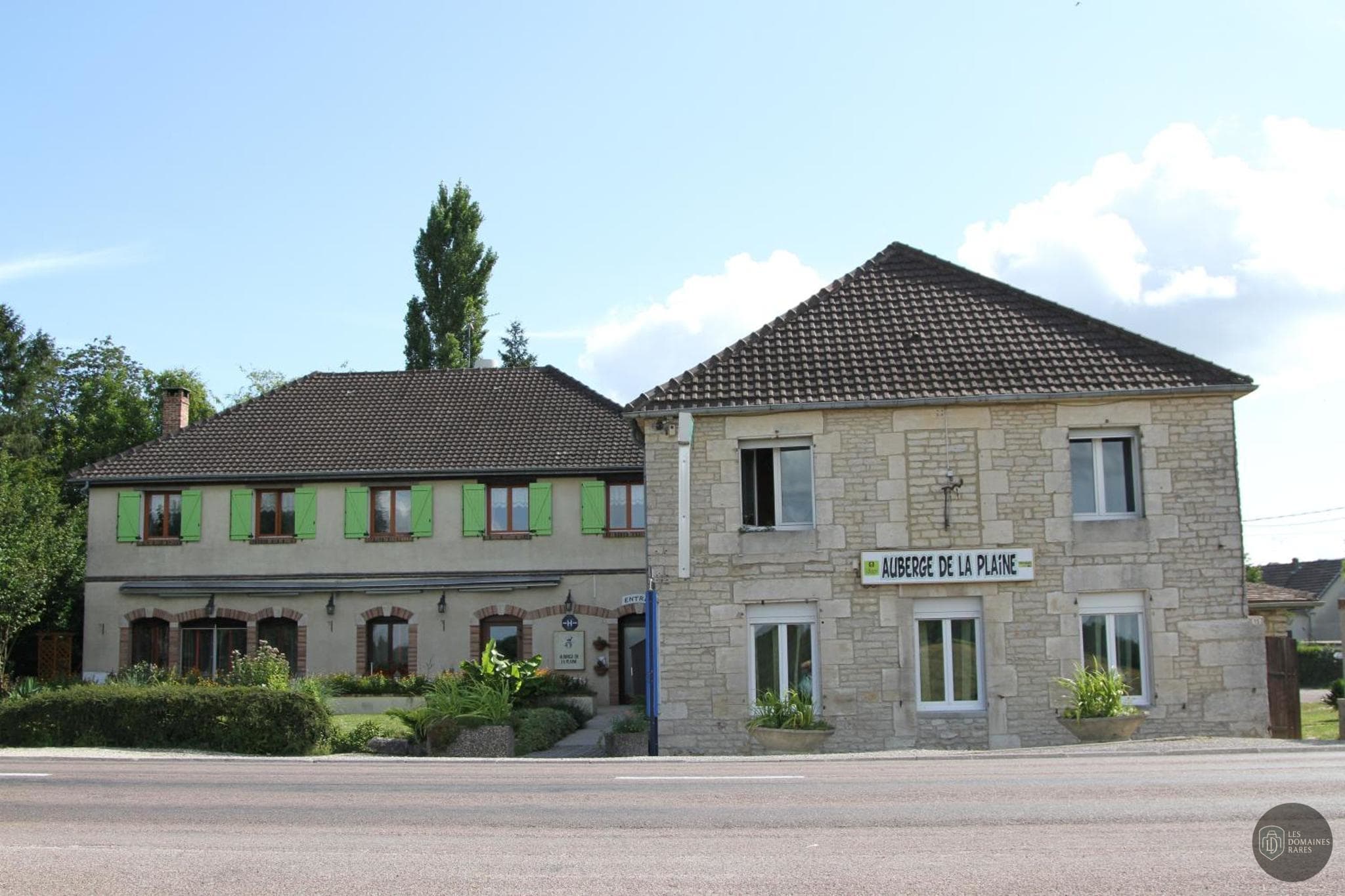 Vue extérieure de l'hôtel Auberge la Plaine à Chabrillan en Auvergne-Rhône-Alpes