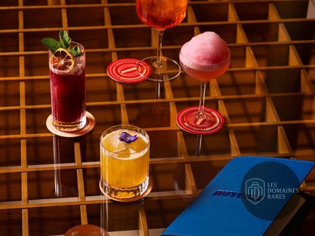 Cocktails sur une table de bar